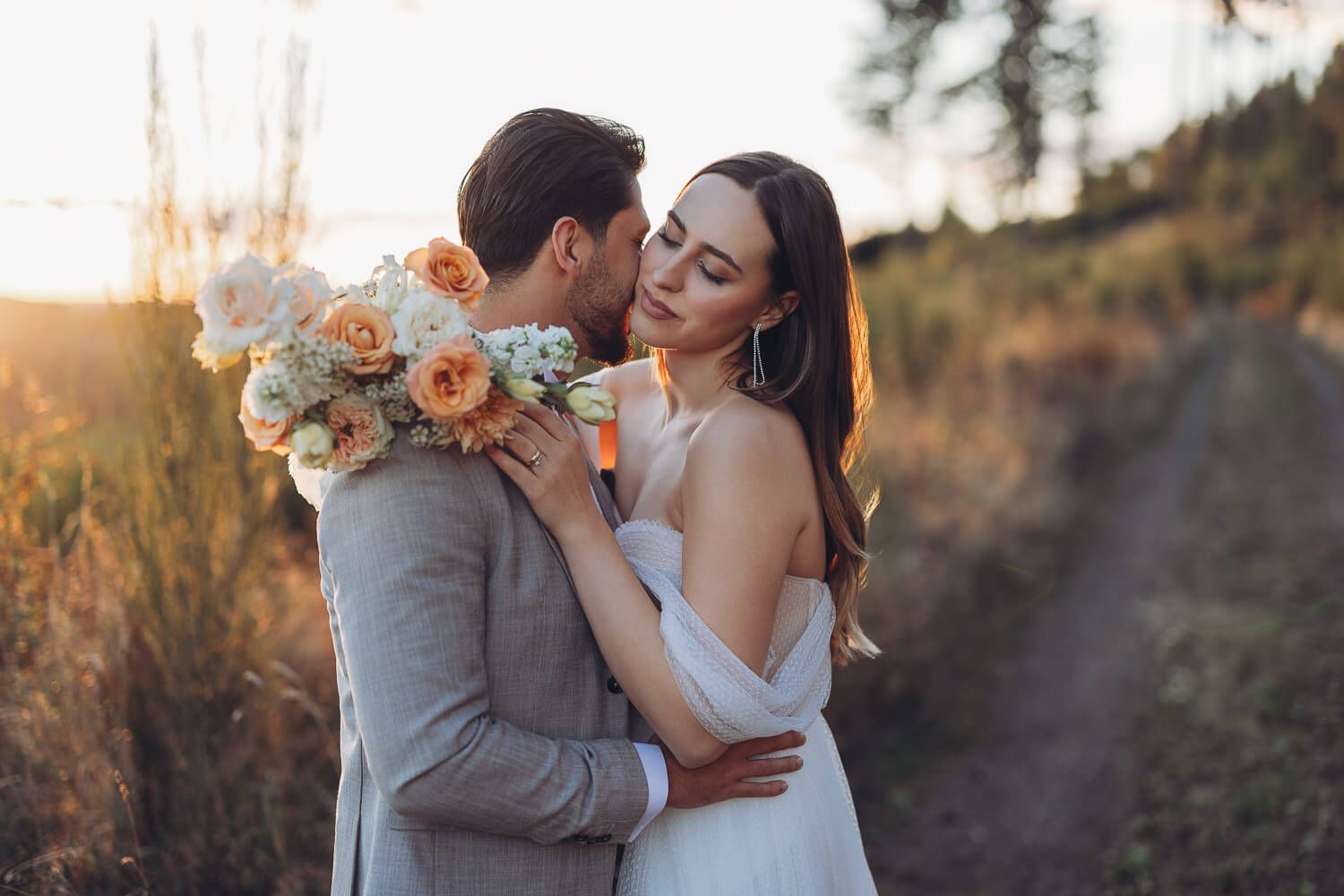 Braut und Bräutigam umarmen sich innig bei einem romantischen Hochzeitsshooting im warmen Abendlicht in Hannover
