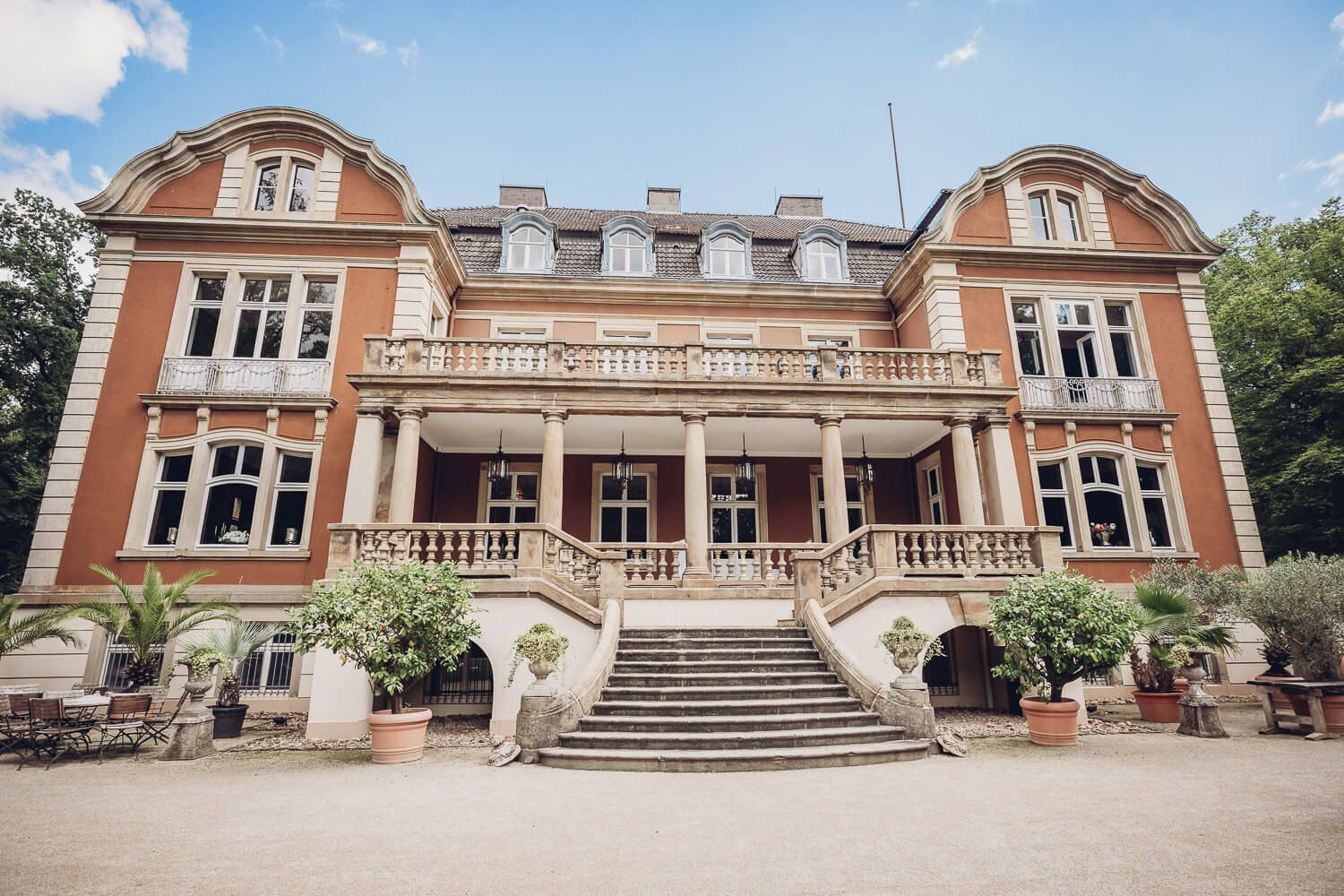 Elegante Hochzeitslocation Villa in Hannover mit Treppe und klassischer Architektur Außenansicht