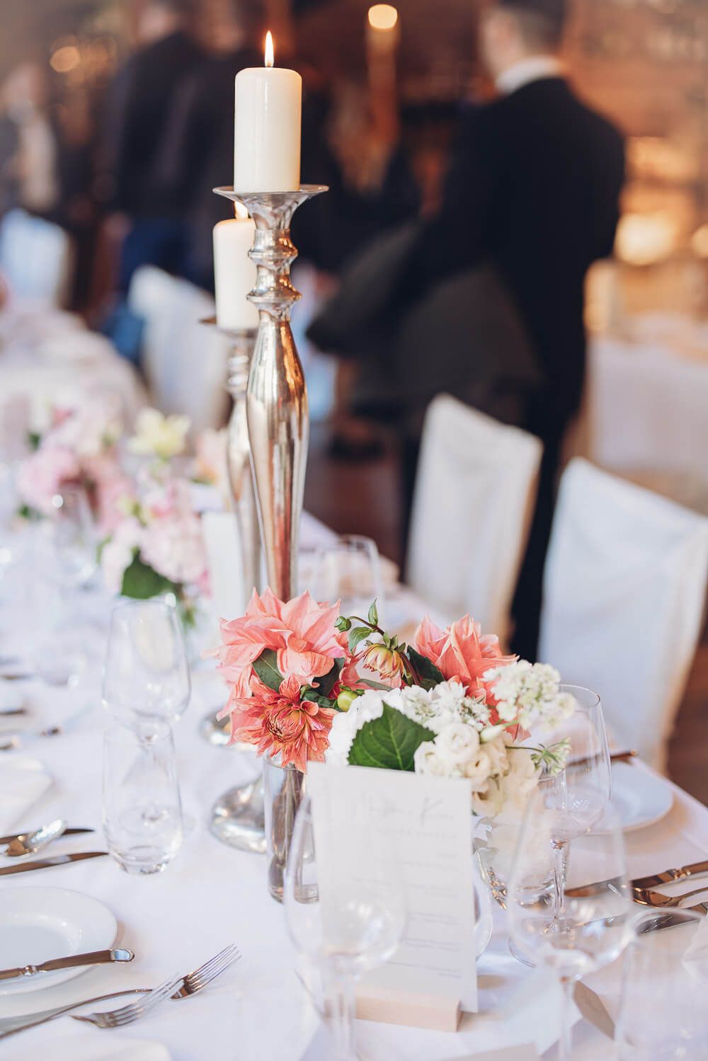 Festlich gedeckte Hochzeitstafel mit Kerzenleuchter, Blumendekoration und edlem Ambiente bei einer Hochzeitsfeier in Hannover