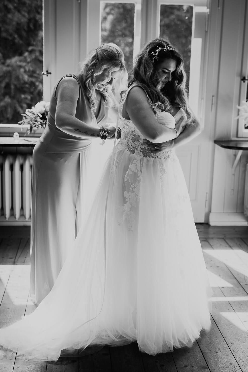 Emotionale Getting-Ready-Szene beim Anziehen des Brautkleides, fotografiert von einer Hochzeitsfotografin in Hannover