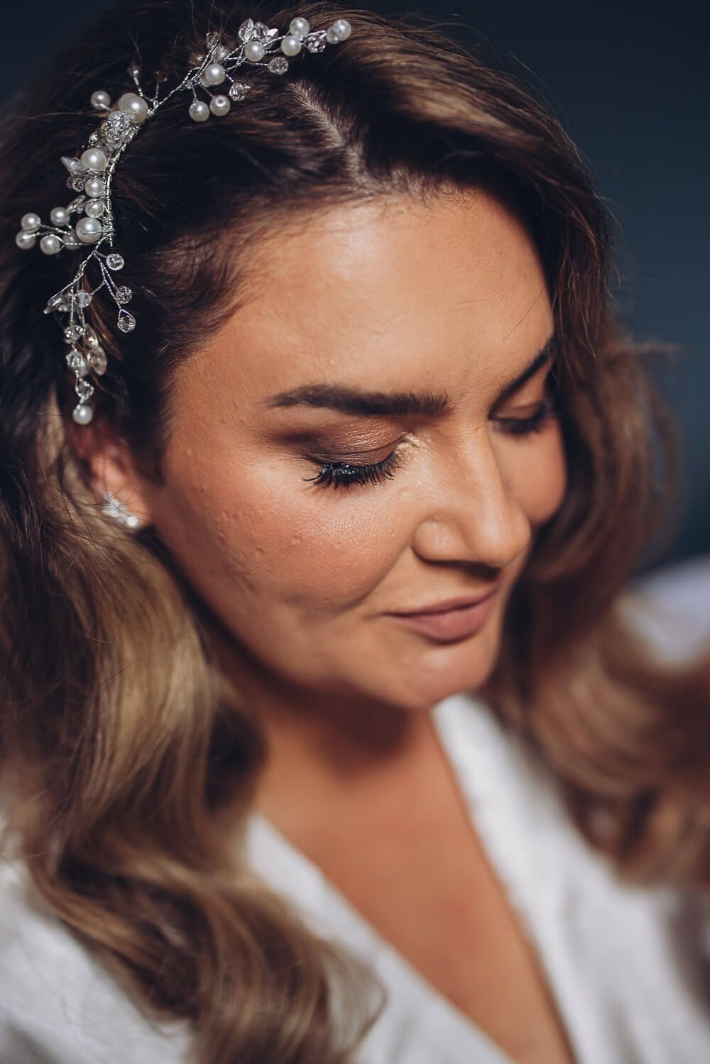 Detailaufnahme von Brautschmuck und Haarschmuck während der Hochzeitsvorbereitungen, fotografiert von einer Fotografin in Wolfsburg