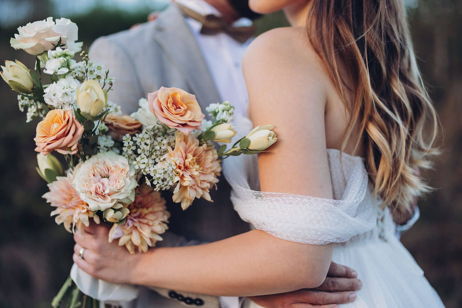 Detailaufnahme eines Brautpaares mit zartem Brautstrauß bei einem romantischen Hochzeitsshooting in Hannover