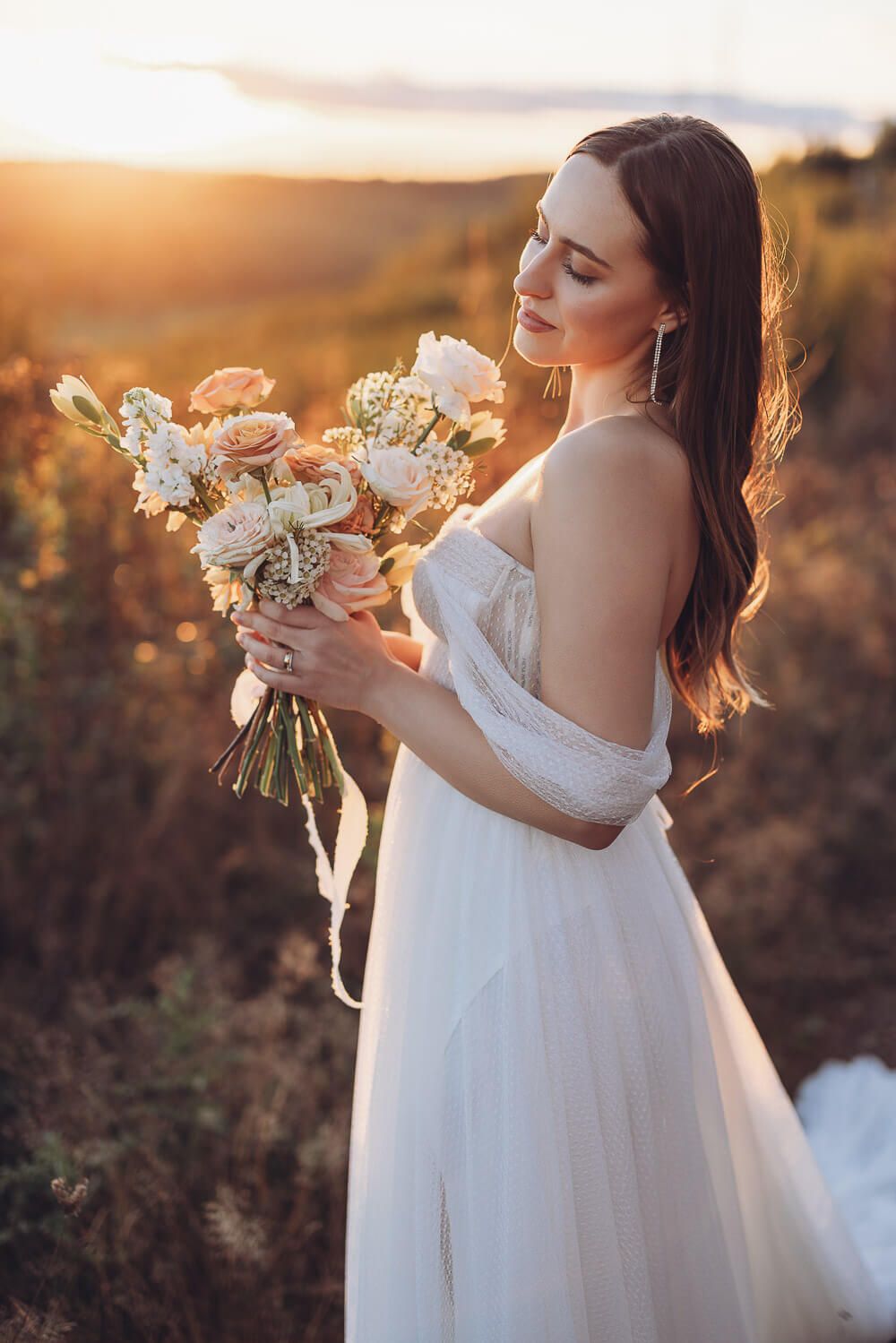 Stimmungsvolles Brautportrait mit Blumenstrauß im warmen Abendlicht bei einem eleganten Hochzeitsshooting in Barsinghausen und Hannover