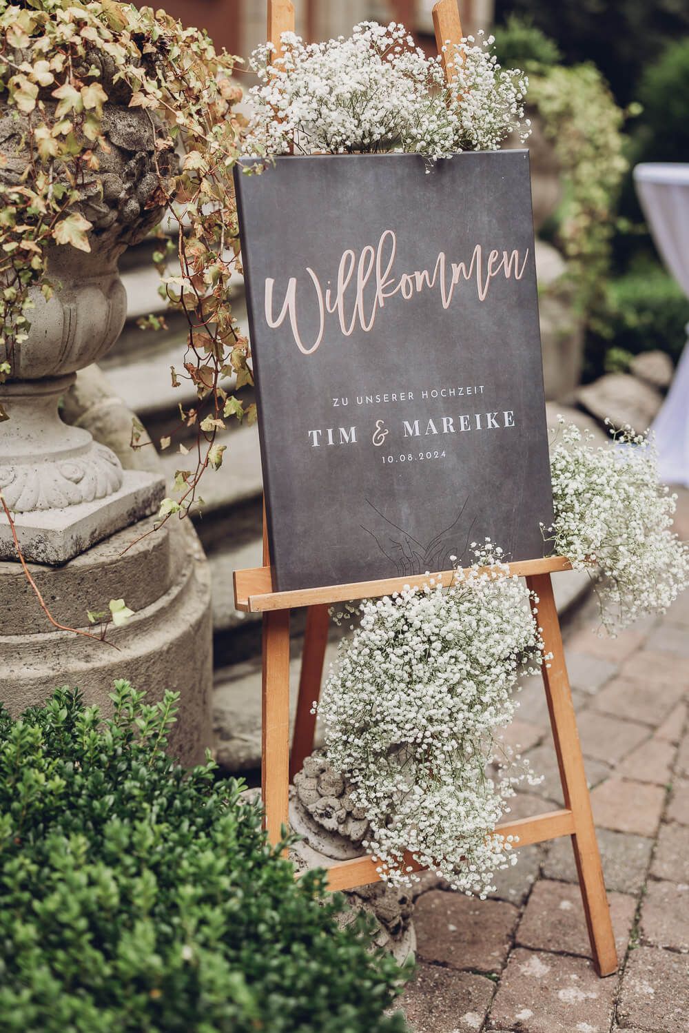 Dekoratives Willkommen-Schild für eine Hochzeit mit Schleierkraut und floraler Gestaltung bei Hannover - Hochzeitsfotograf Peine