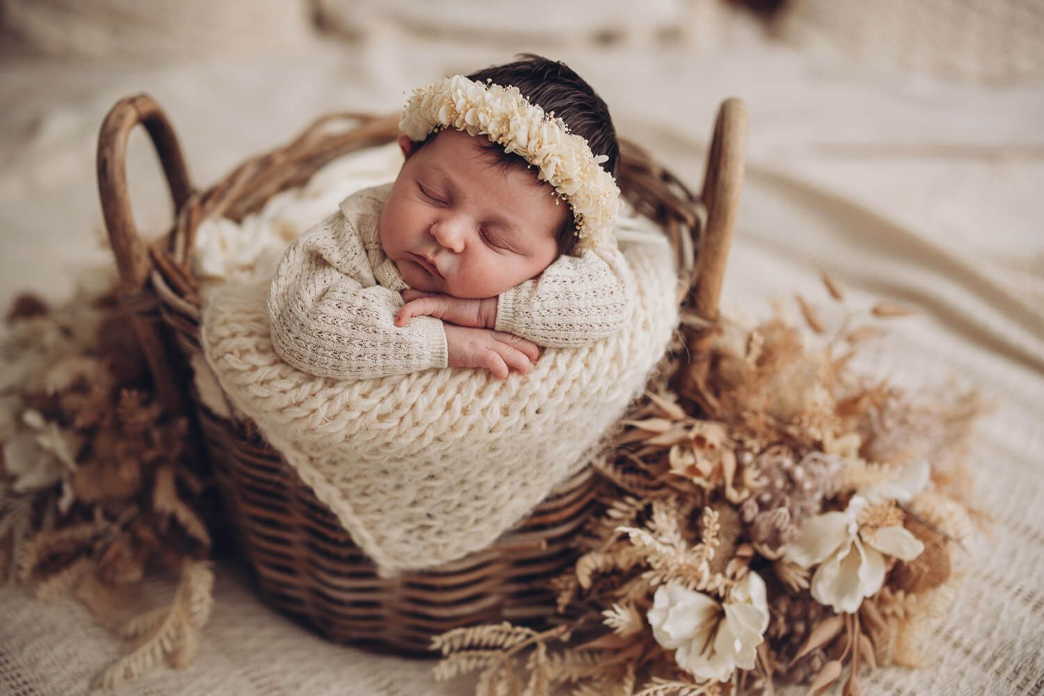 Neugeborenes liegt in einen Eimer im Fotostudio in Hannover. Newbornfotoshooting.