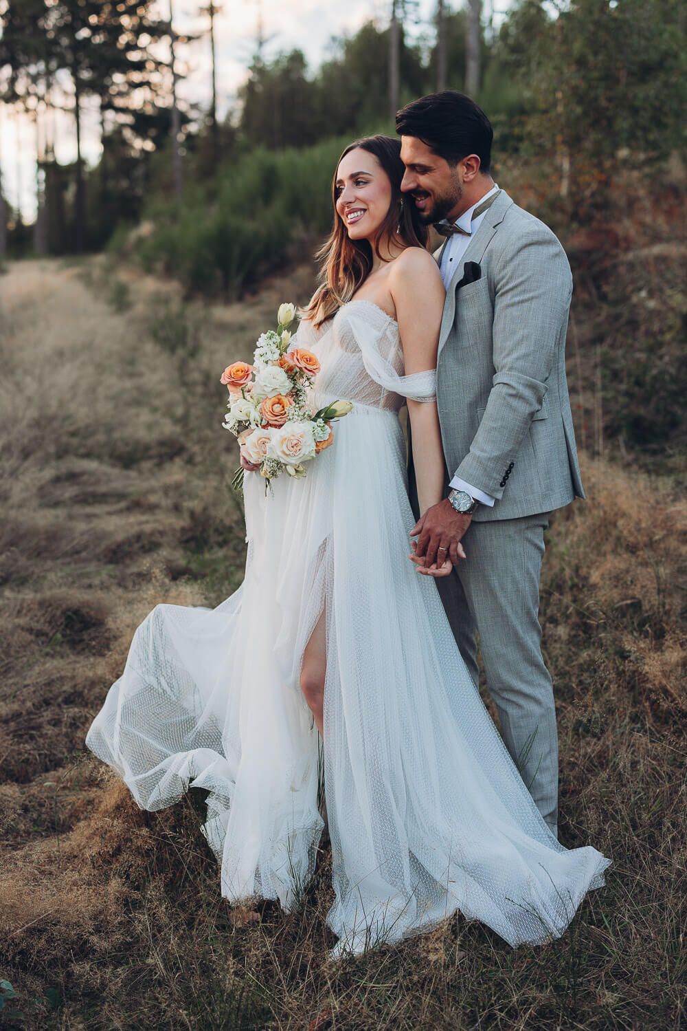 Elegantes Brautpaar steht gemeinsam in einer natürlichen Landschaft bei einem stilvollen Hochzeitsshooting in Garbsen