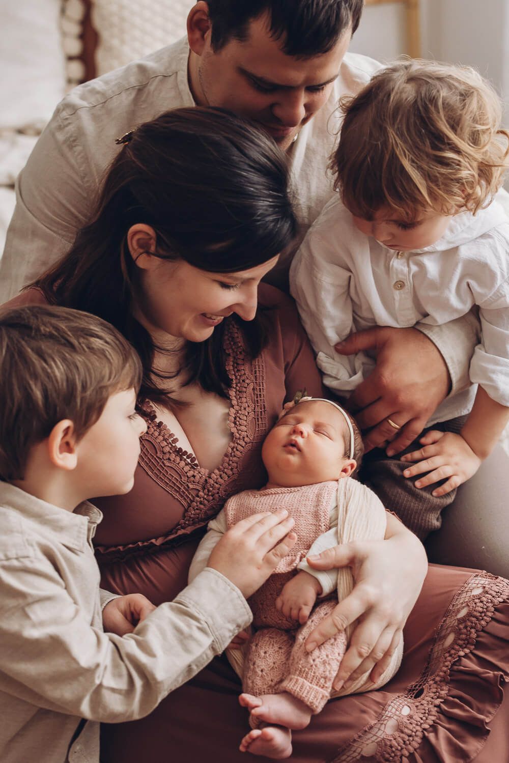 Familienfotoshooting im Fotostudio in Hannover. Eltern mit 3 Kindern.