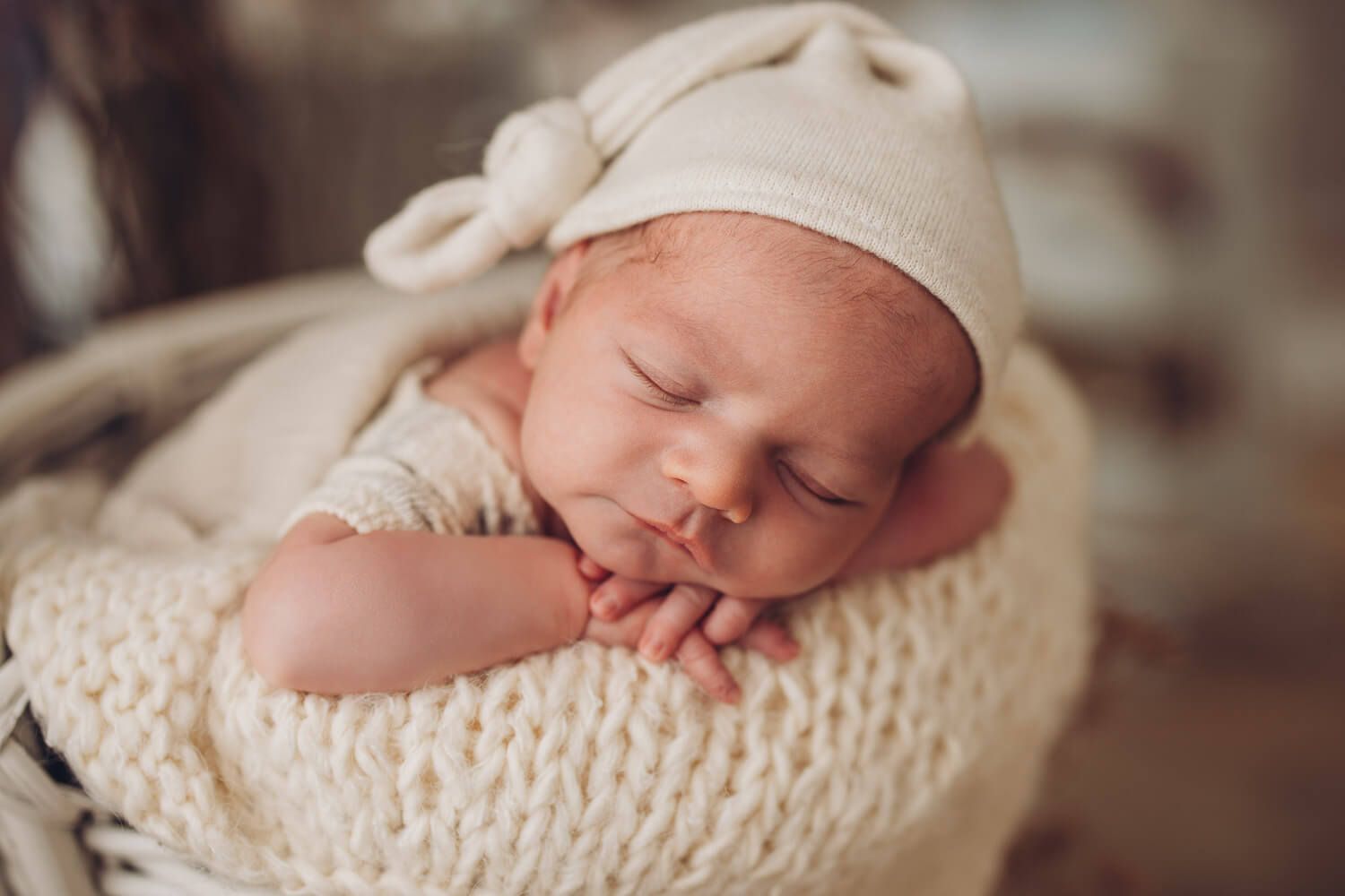 Schlafendes Neugeborenes mit Mützchen bei einem natürlichen Newborn Shooting in Hildesheim