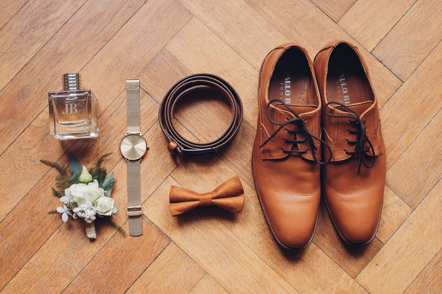 Stilvolle Accessoires des Bräutigams mit Schuhen, Fliege, Uhr, Gürtel und Anstecker - Hochzeitsfotograf Hannover