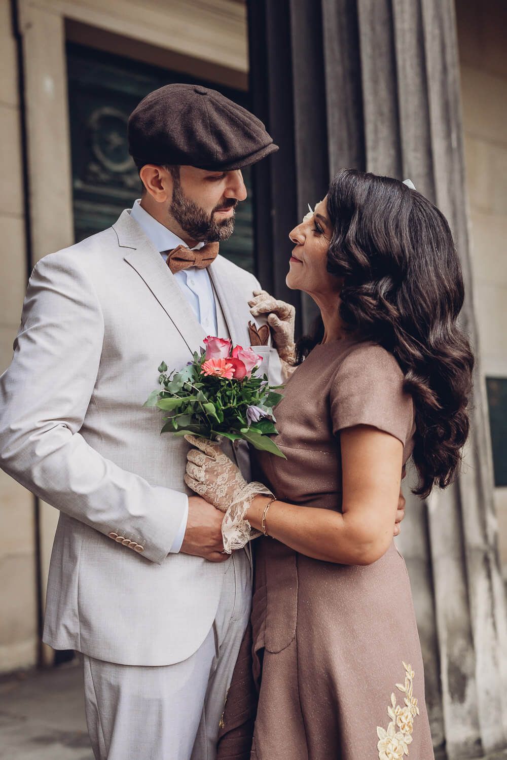 Stilvolles Brautpaarportrait vor einer eleganten Hochzeitslocation, aufgenommen von einem Hochzeitsfotografen in Hannover