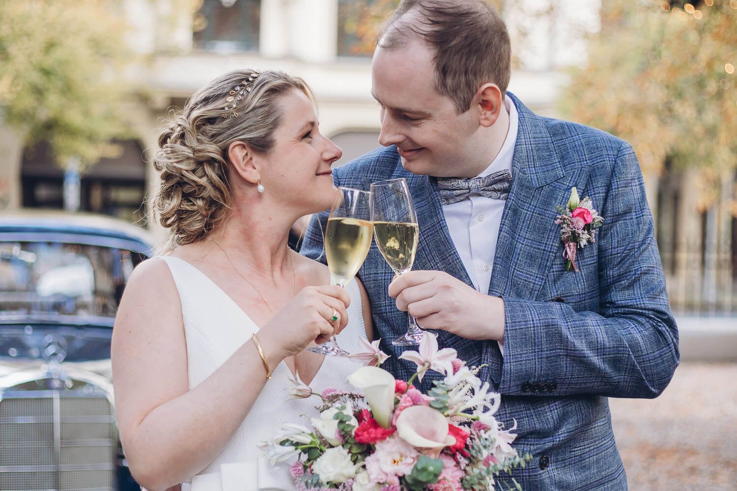 Brautpaar stößt mit Sektgläsern an und lächelt sich liebevoll an während einer Hochzeit in Hildesheim