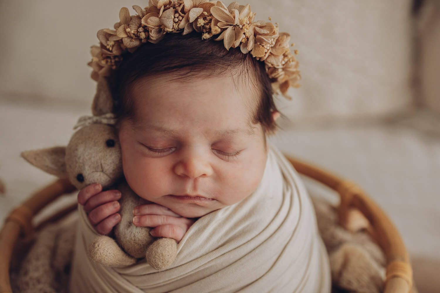 Detailaufnahme eines schlafenden Neugeborenen mit Kuscheltier bei einem emotionalen Babyshooting in Gehrden