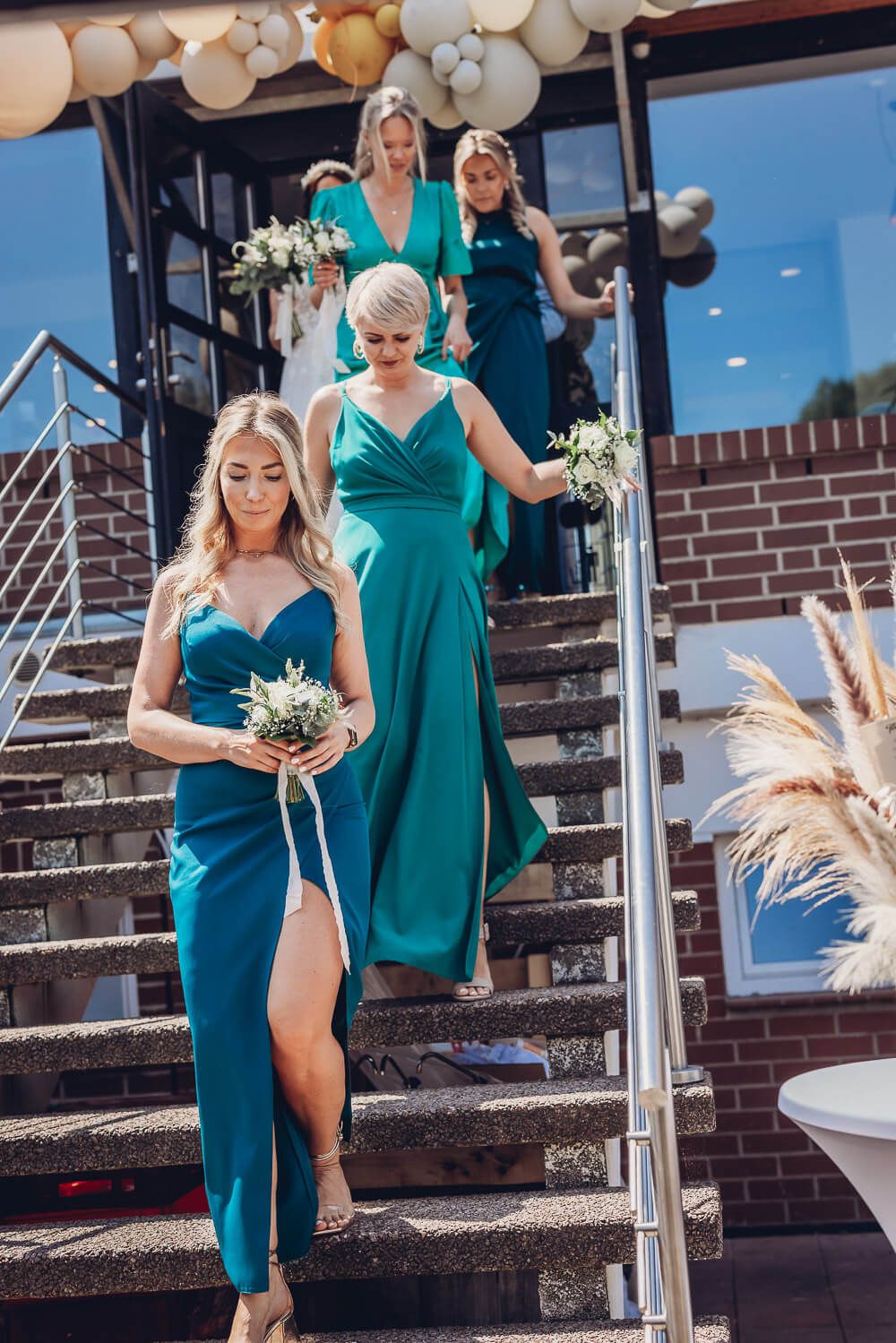 Brautjungfern auf dem Weg zur freien Trauung in Langenhagen, elegant fotografiert von einer Hochzeitsfotografin