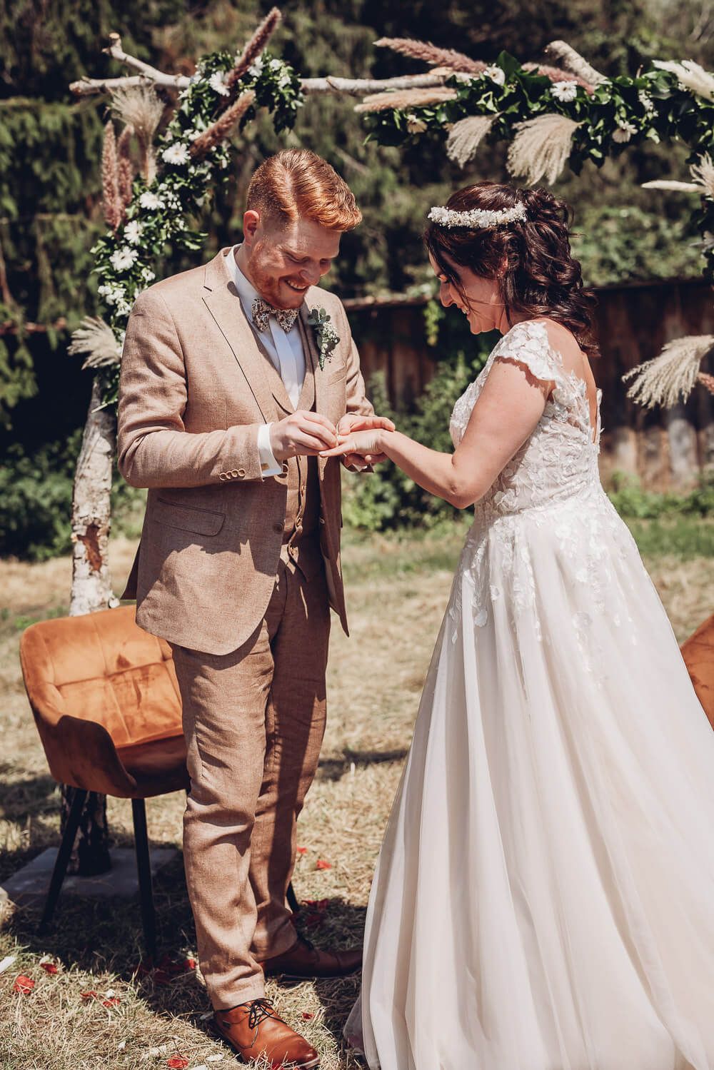 Ringtausch bei einer freien Outdoor-Trauung in Hannover, liebevoll fotografiert von einer Hochzeitsfotografin