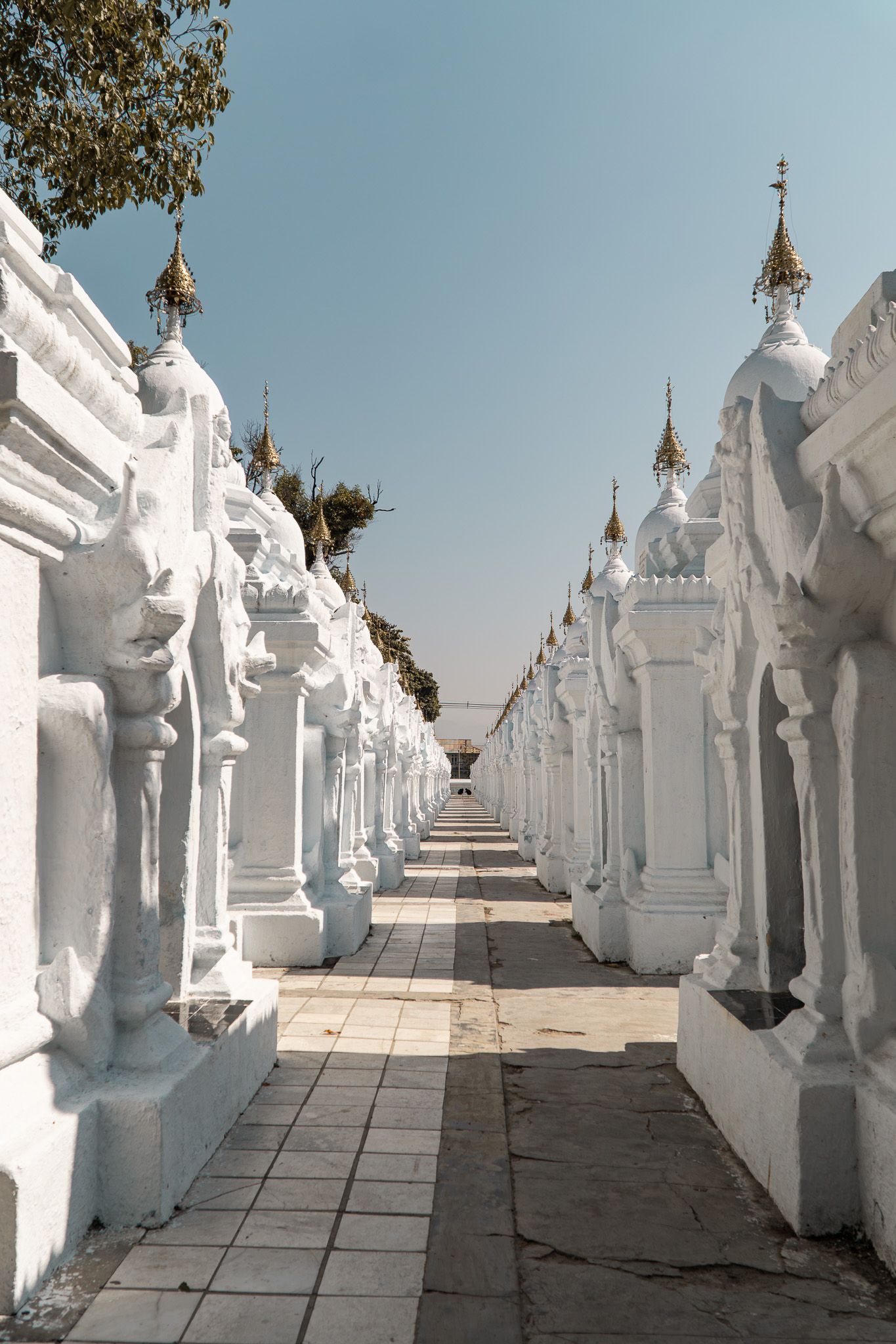Photographie de voyage de stupas et temples blancs sous un grand soleil