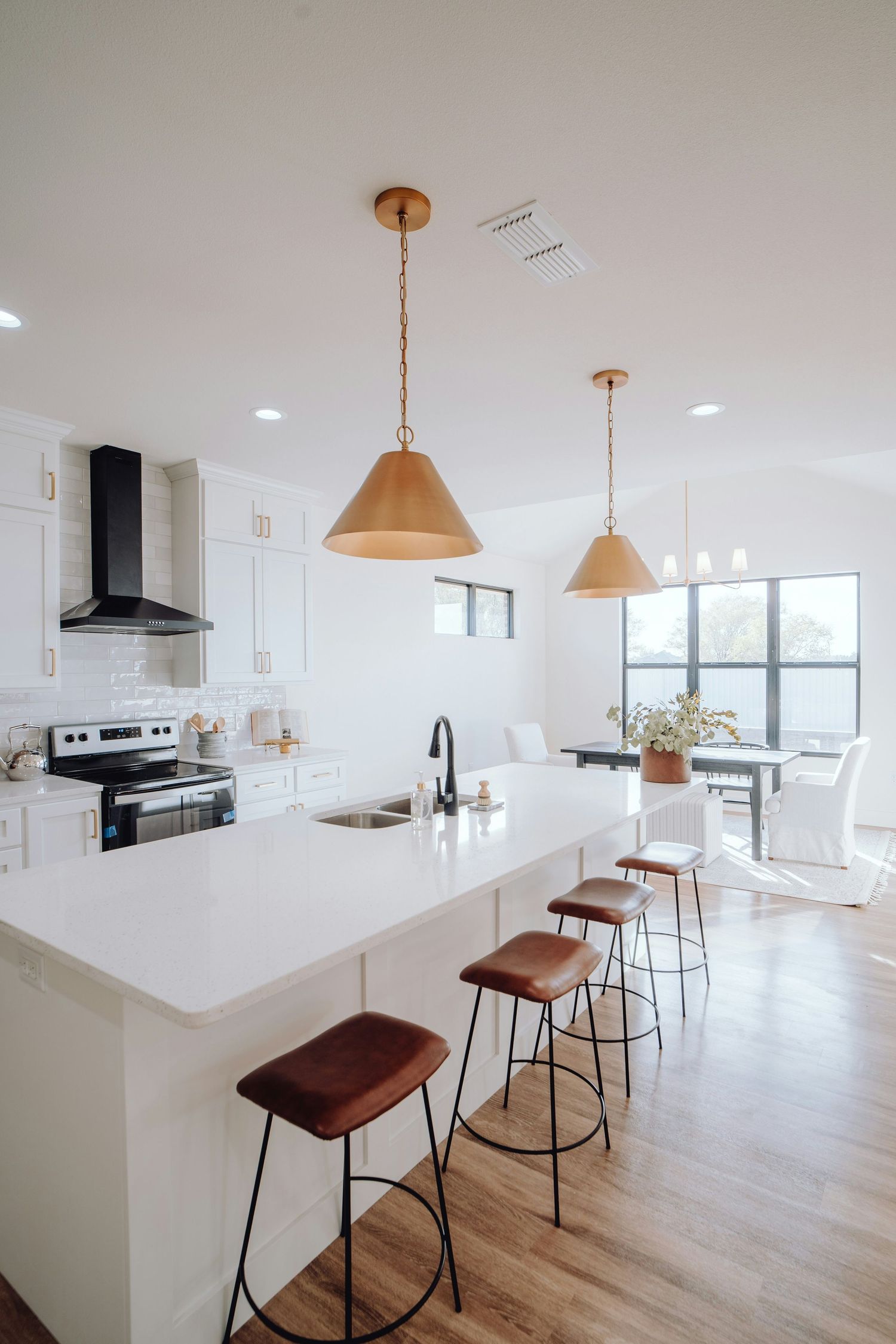 White clean kitchen in Canberra. Regular cleaning. Deep cleaning in Canberra. Special care of Stone surfases.