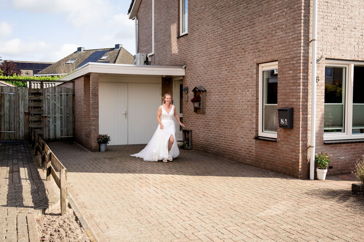 bruid komt naar buiten in haar jurk