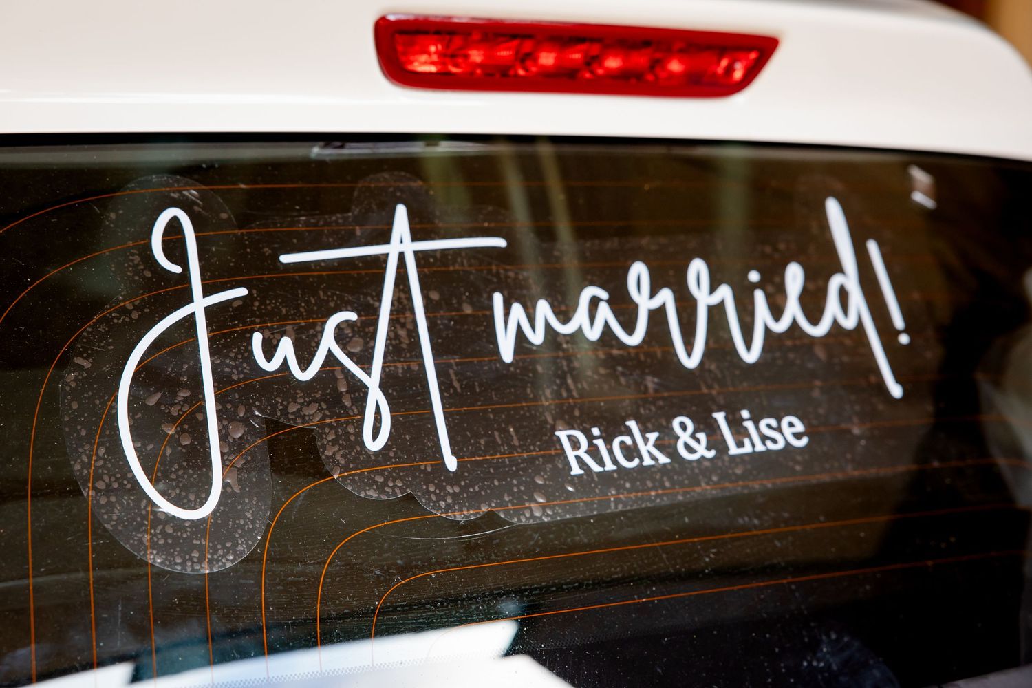 Just married geschreven op een autoruit met de namen Rick en Lise.