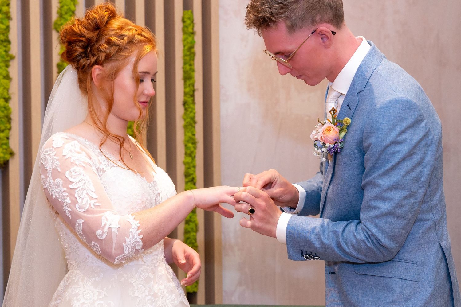 Een close-up van een ringuitwisseling tijdens een intieme huwelijksceremonie.
