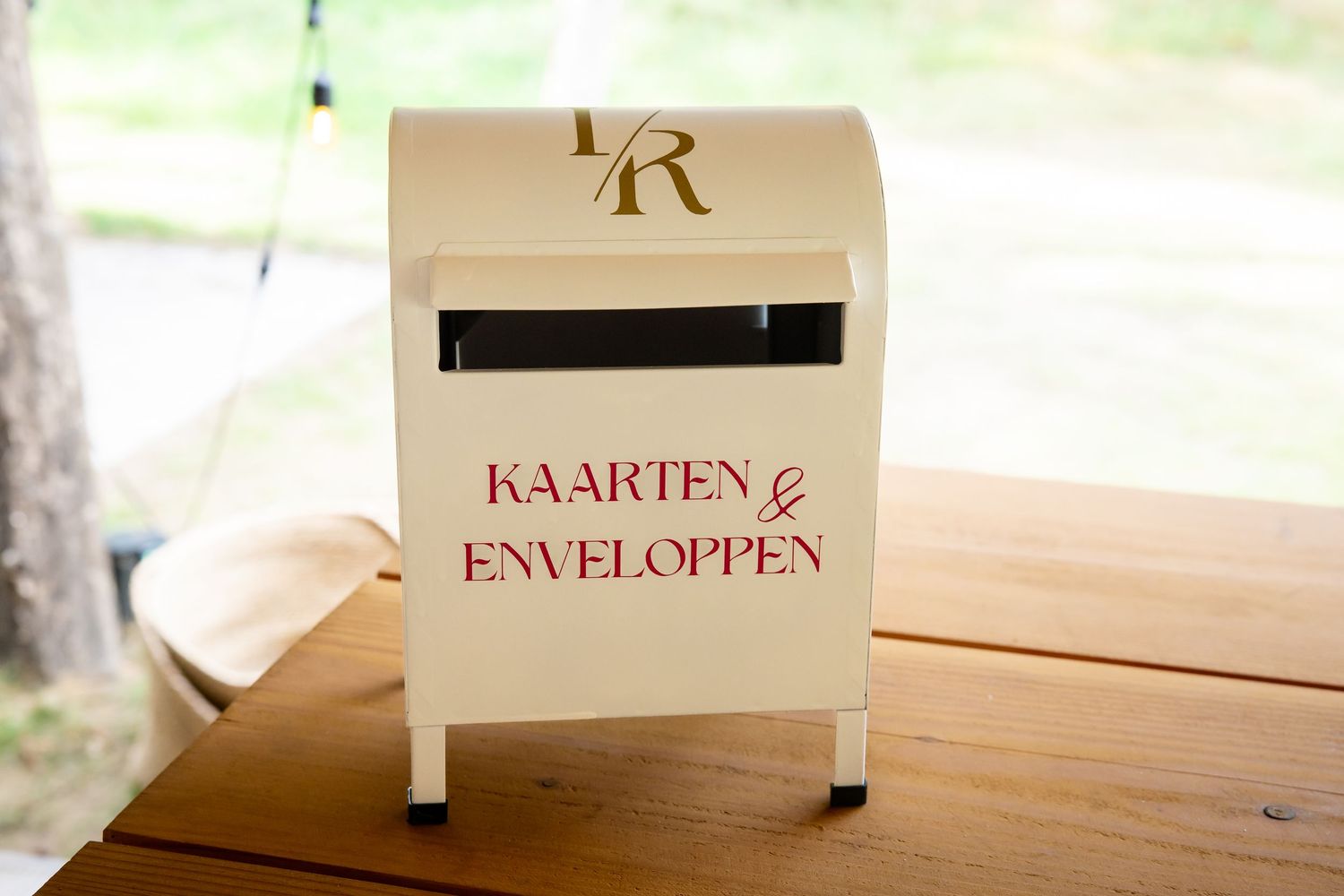 Witte trouwkaartendoos met de tekst 'Kaarten & Enveloppen' op een houten oppervlak.
