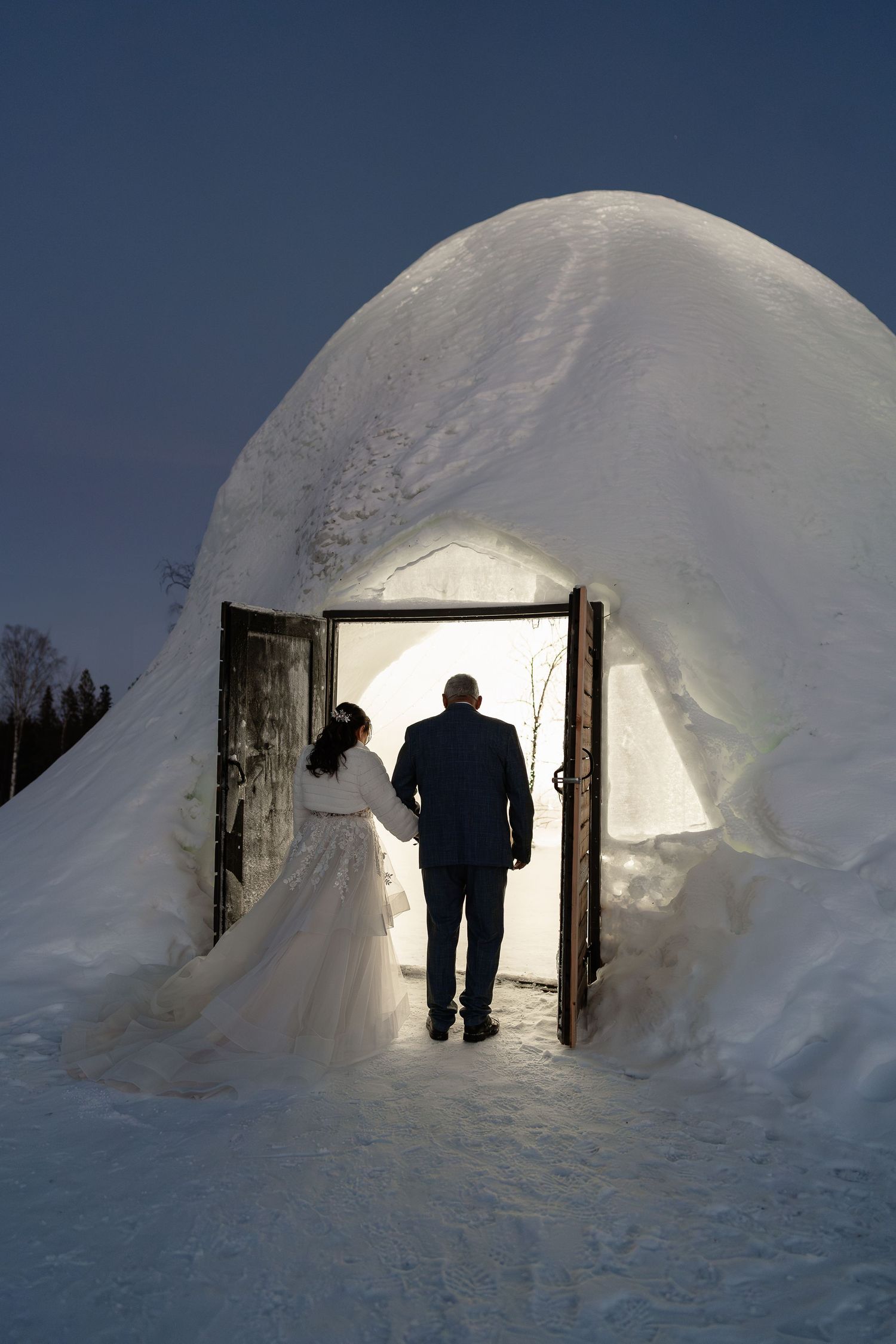 Snow Chapel wedding photos in Lapland, Levi. Luxury Lapland wedding photographer. Snow wedding. Mountain Wedding. Igloo wedding
