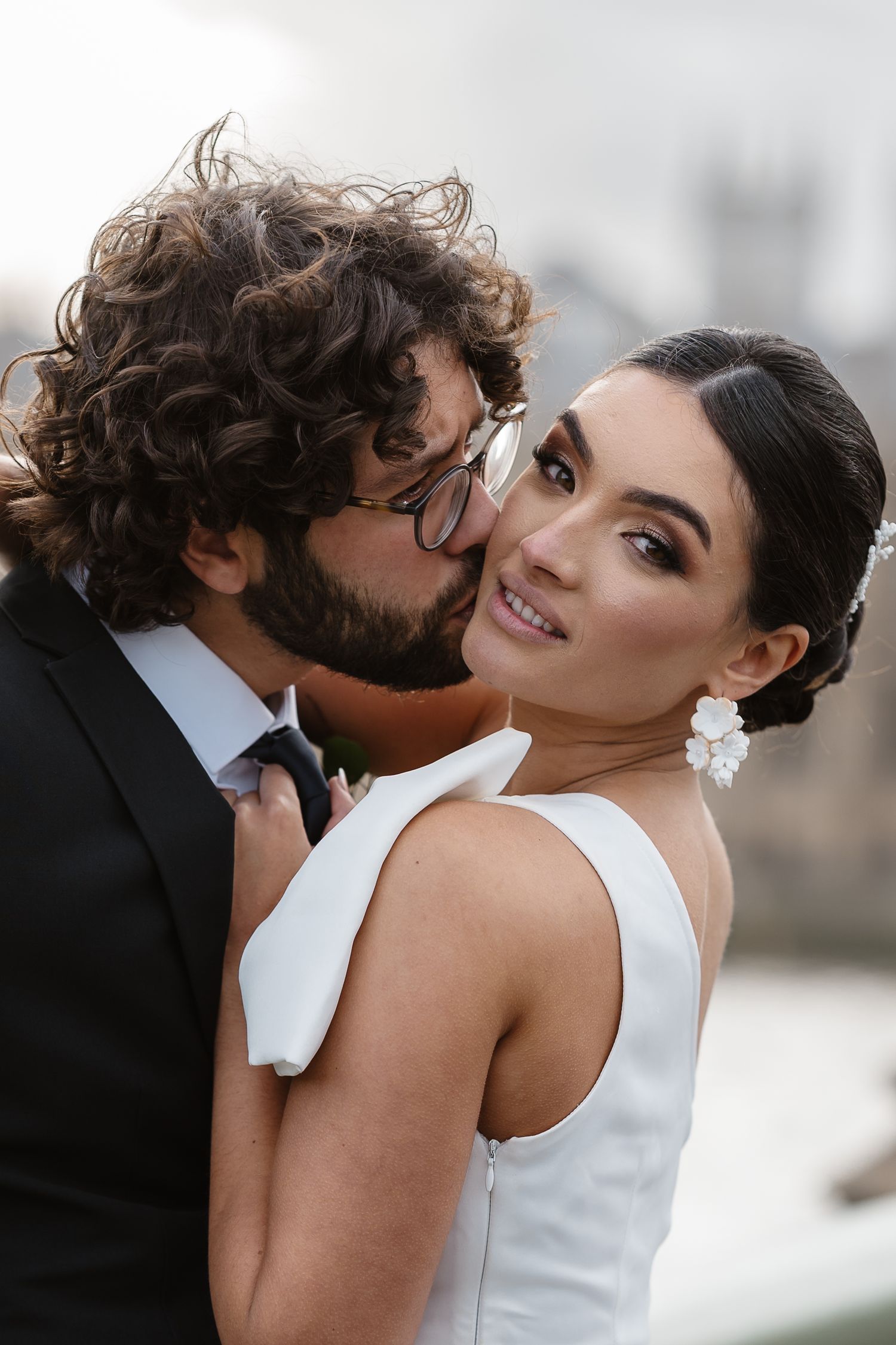 Wedding romantic London. Relaxed,Natural wedding photos Big Ben & Westminster River Thames. London Wedding photographer