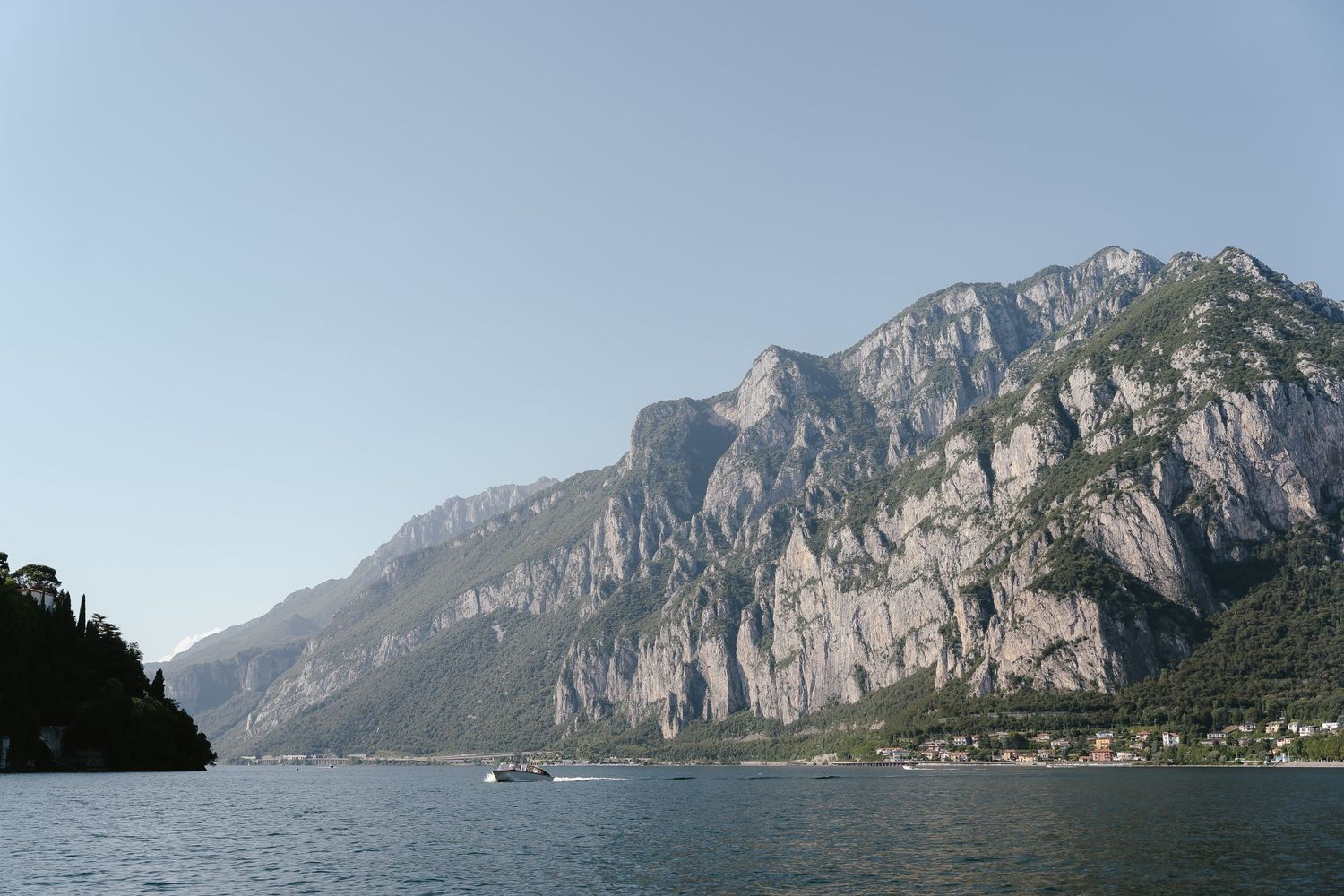 Wedding boat Lake Como. Villa Giuilia Wedding Venue. Lake Como Wedding Photographer. Destination Wedding Photographer