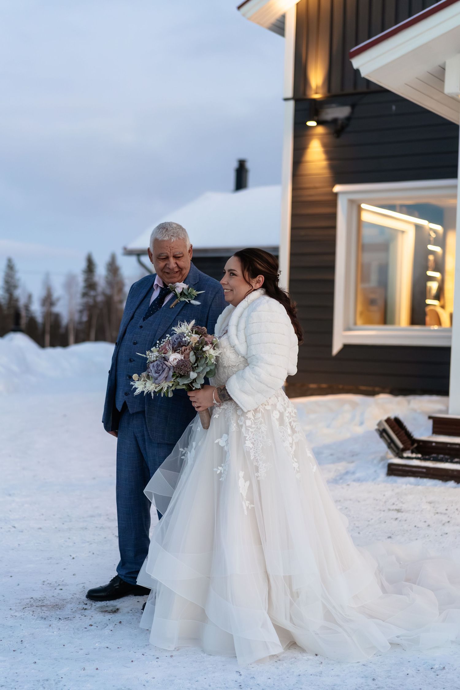 Relaxed forest wedding Levi. Luxury Lapland wedding photographer. Snow wedding. Mountain Wedding. Finland wedding photographer
