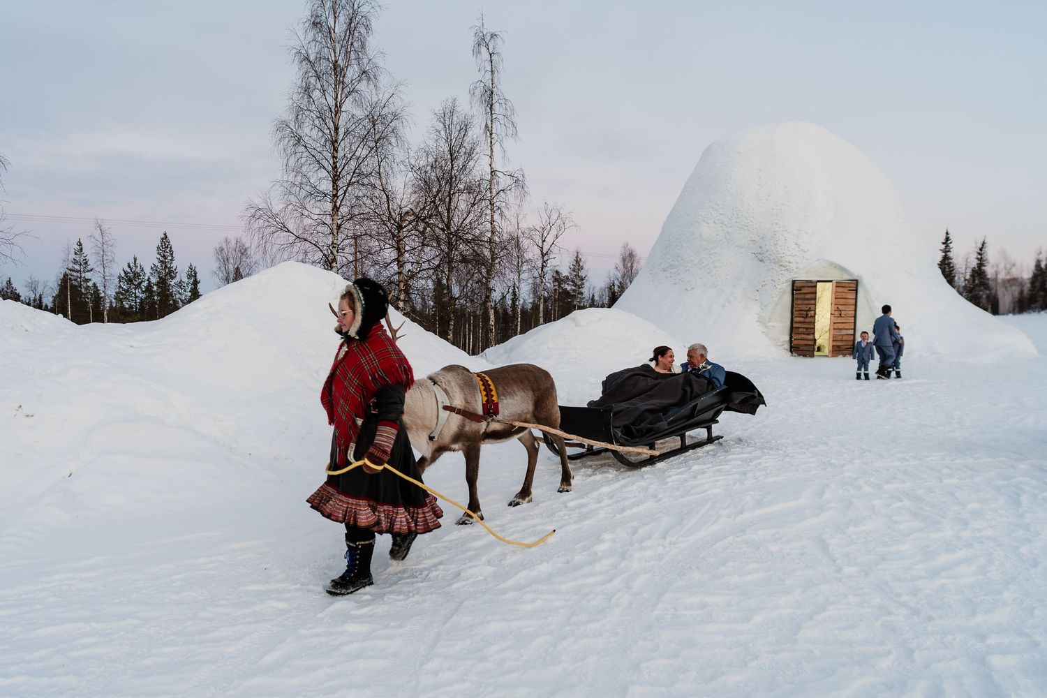 Reindeer sleigh ride on wedding day in Lapland. Eloping in Lapland. Marry in Lapland. Unique Wedding Experience in Lapland.