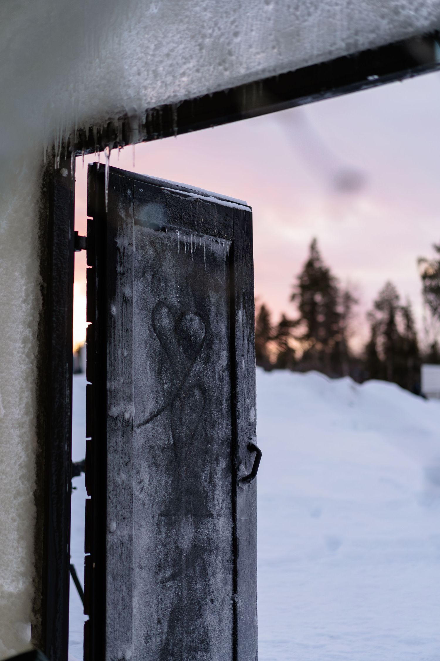 Pink skies and twilight for luxury wedding at Snow Chapel, Northern Lights Village, Levi. Lapland Wedding Photographer. Love in Lapland