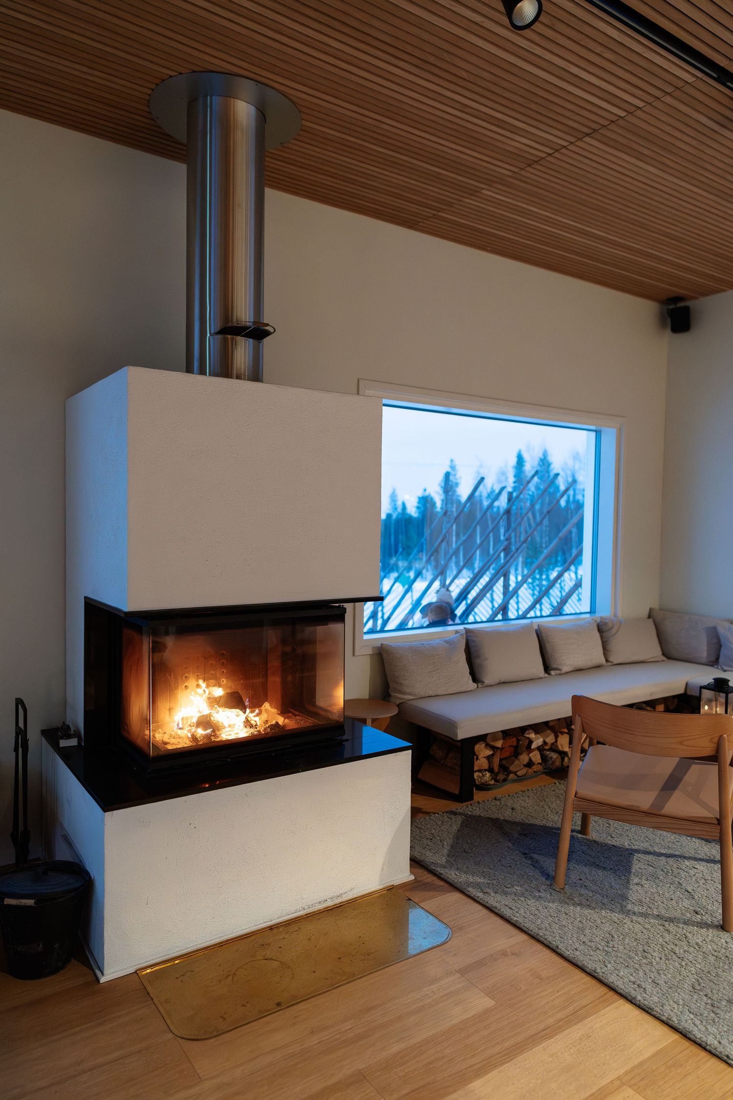 Warm fire.Luxury dining experience on your wedding day at Northern Lights Ranch Snow Chapel. Wedding reception. Lapland wedding photographer
