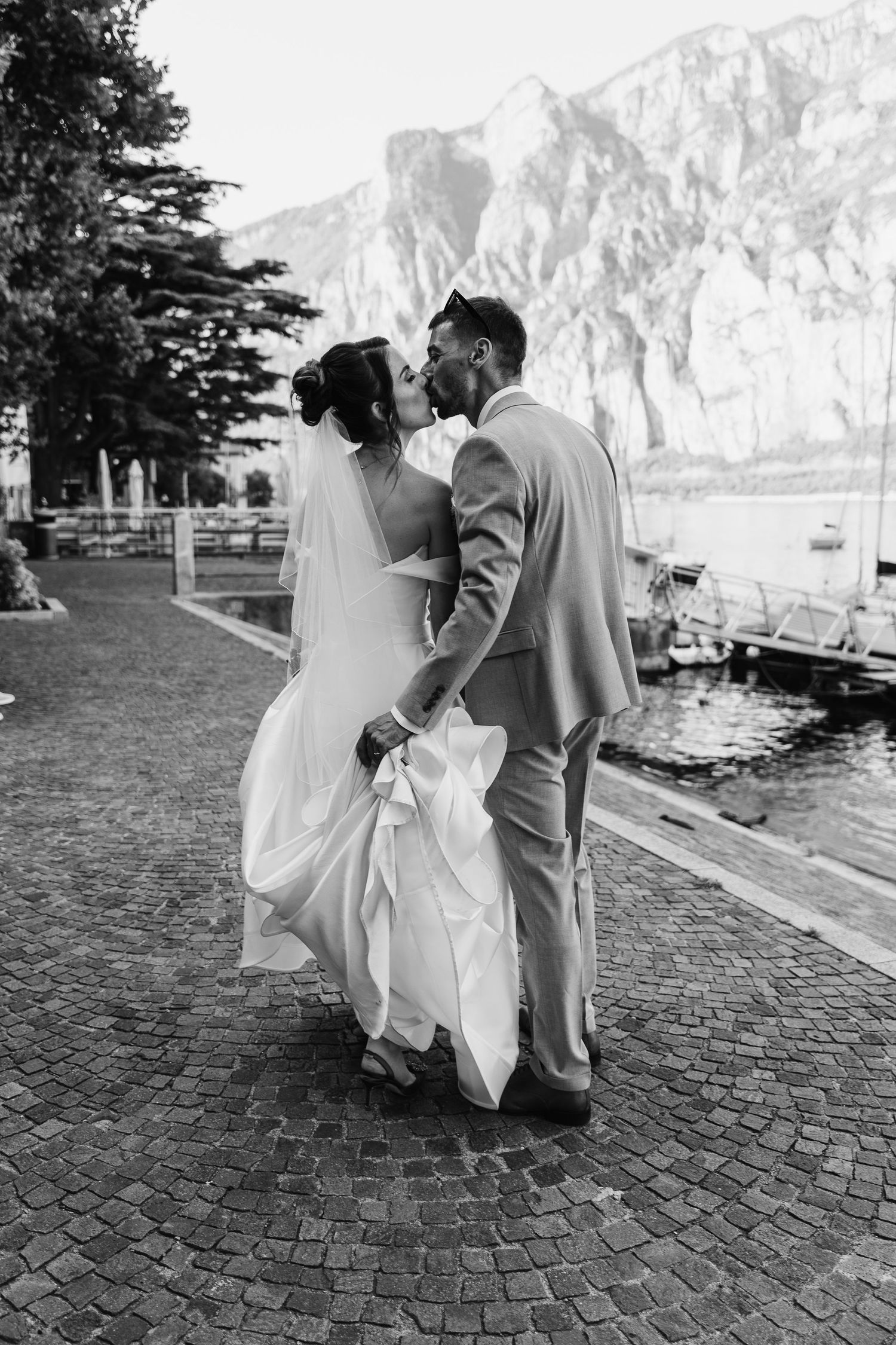 Wedding boat Lake Como. Villa Giuilia Wedding Venue. Lake Como Wedding Photographer. Destination Wedding Photographer