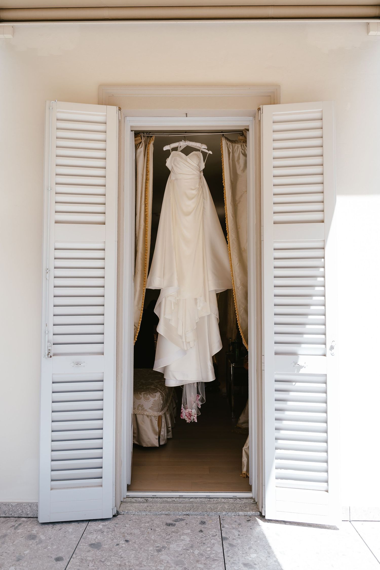 Wedding Dress on Lake Como. Villa Guilia Wedding Venue. Lake Como Wedding Photographer. Destination Wedding Photographer