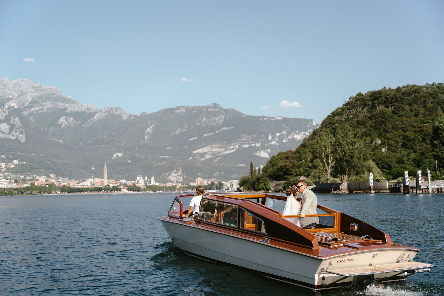 Wedding boat Lake Como. Villa Giuilia Wedding Venue. Lake Como Wedding Photographer. Destination Wedding Photographer