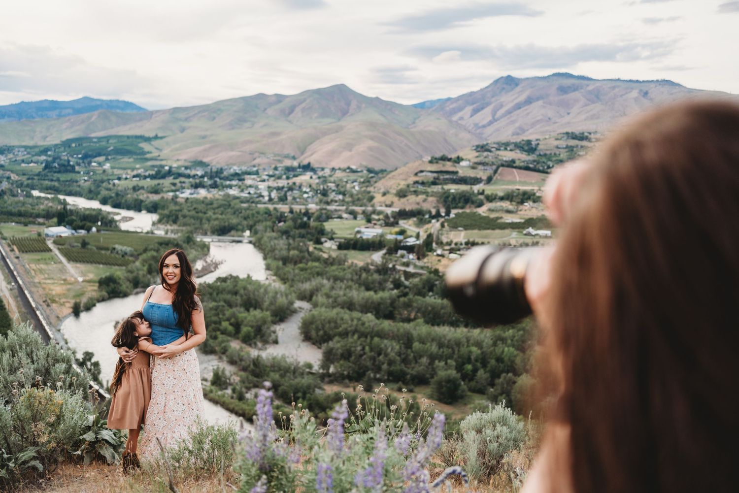 A behind the scenes photo of Brittani photographing a mom and daughter in Wenatchee