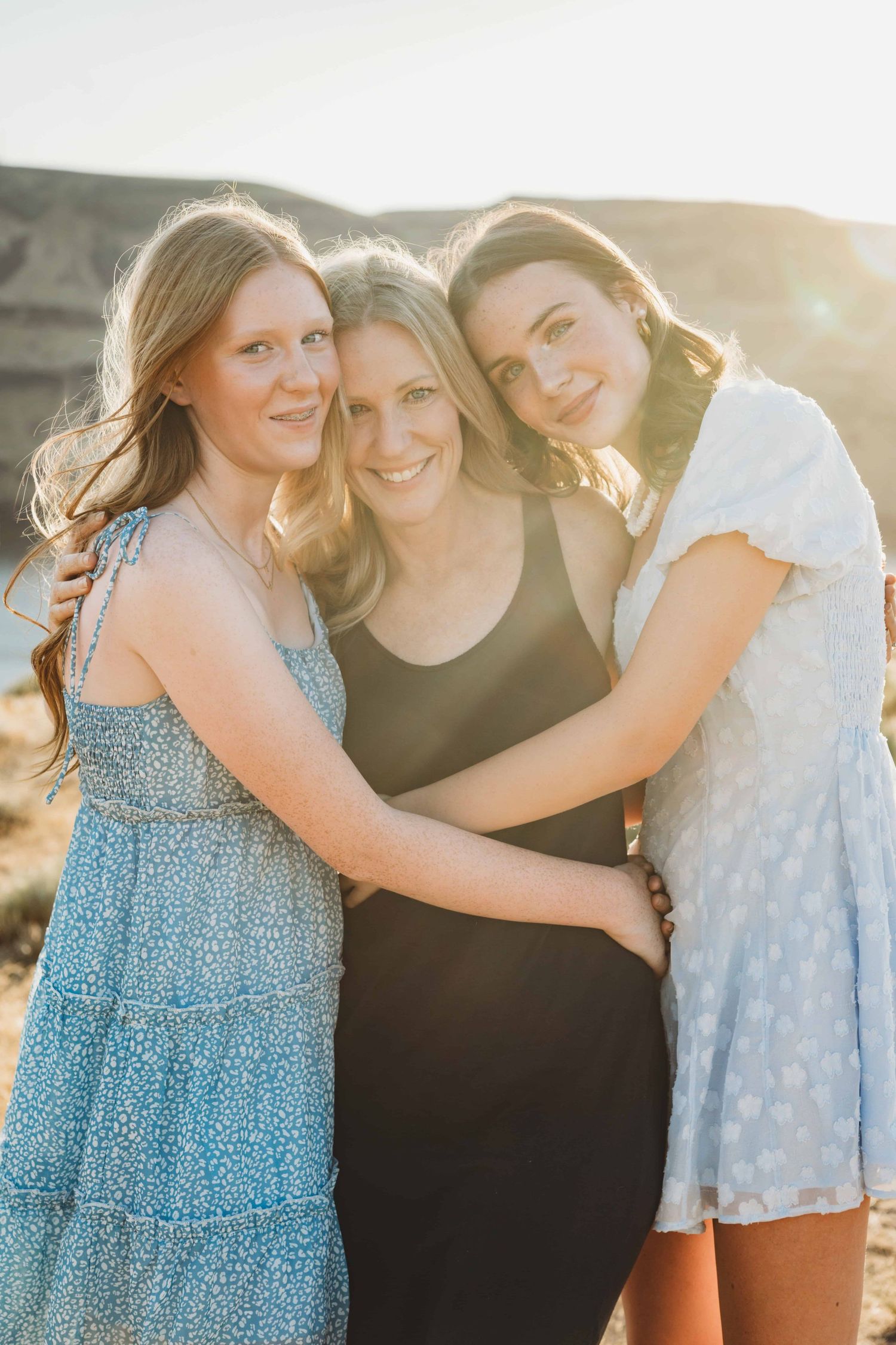 A mom and her two teenage daughters hugging for a family portrait in Walla Walla.