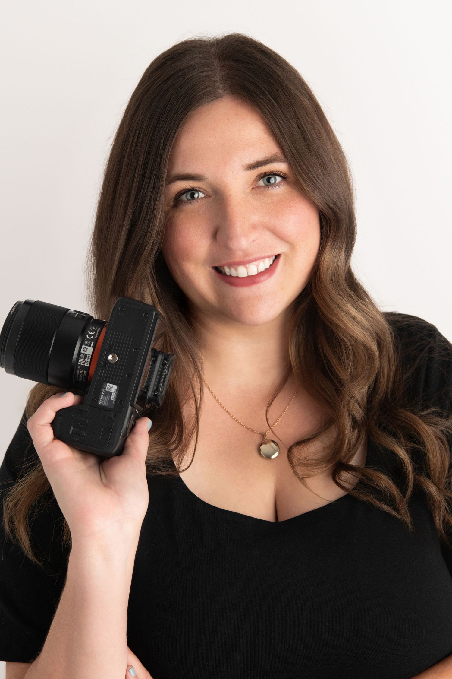 A headshot image of Brittani Smith Photography, A Tri-Cities Wedding Photographer serving Richland, Kennewick, and Pasco.
