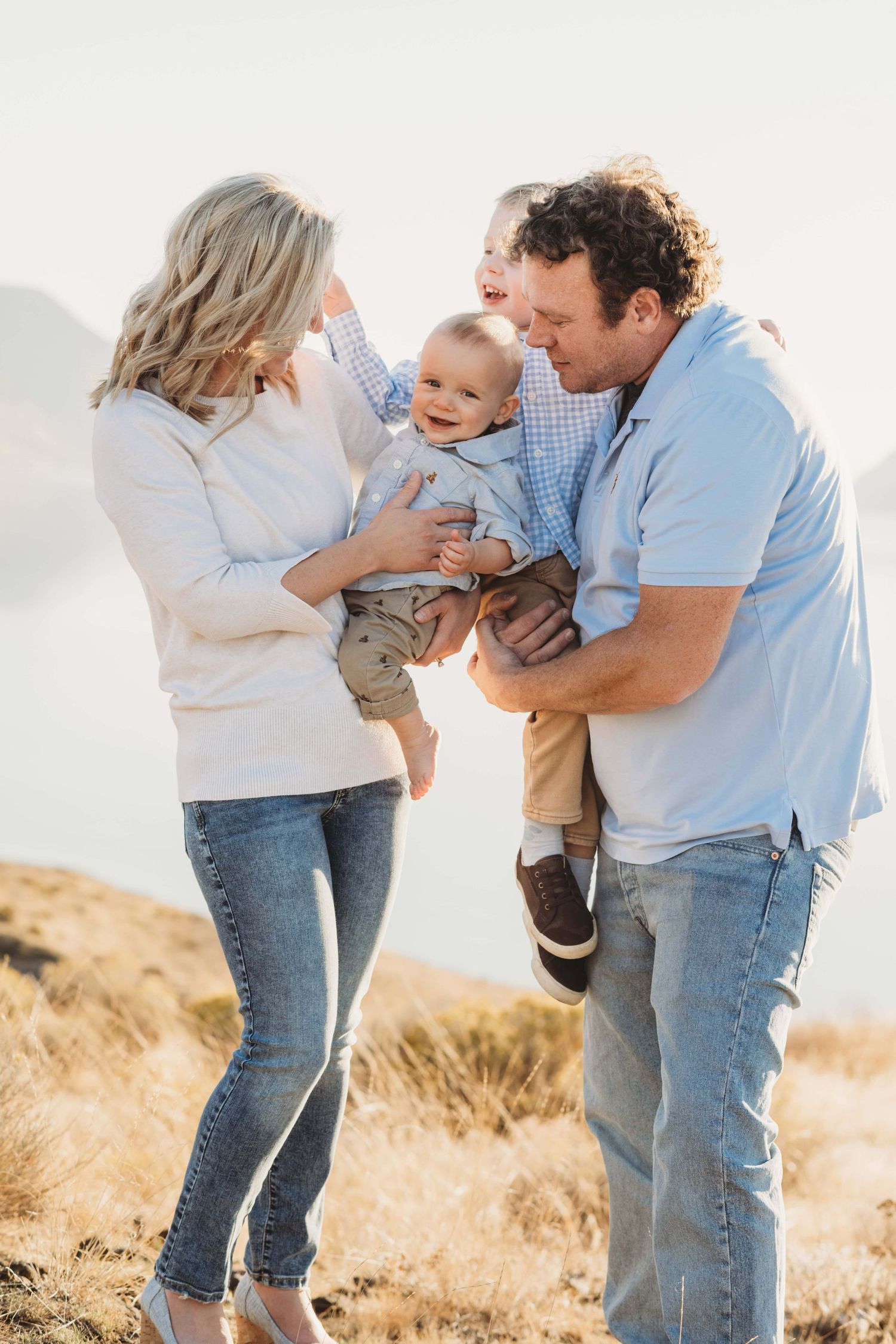 A candid portrait of a family with two young children in Walla Walla.