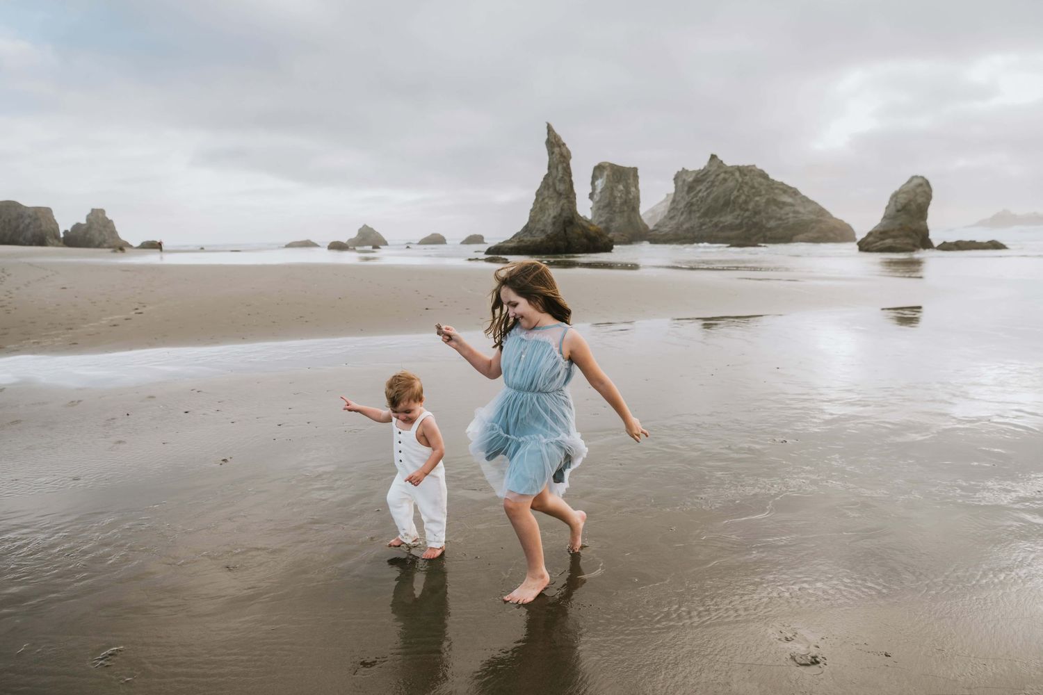 Children dancing on the beach captured by Brittani Smith Photography in Walla Walla.