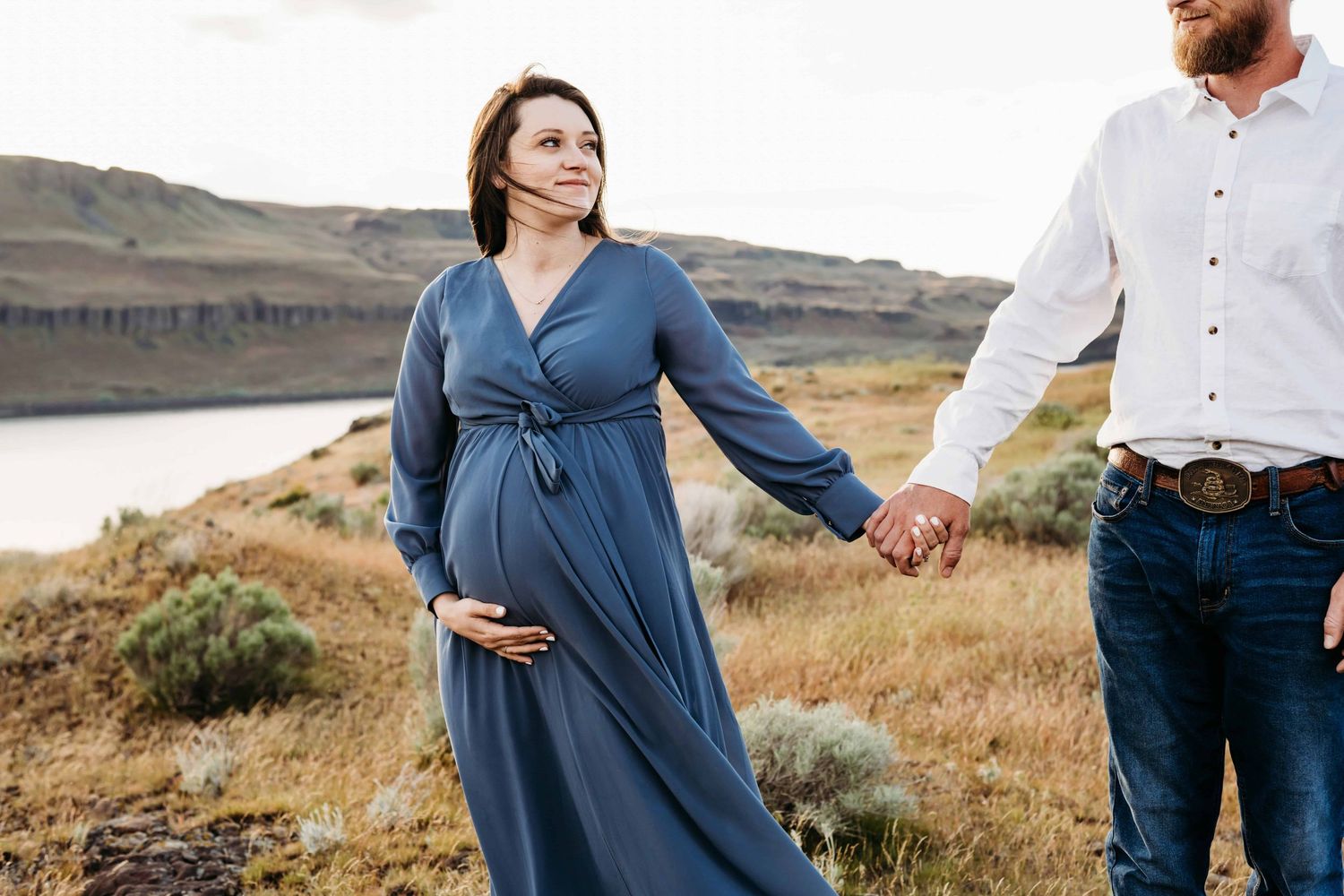 A portrait of an expecting couple with the Columbia River in the background taken by a Walla Walla maternity photographer.