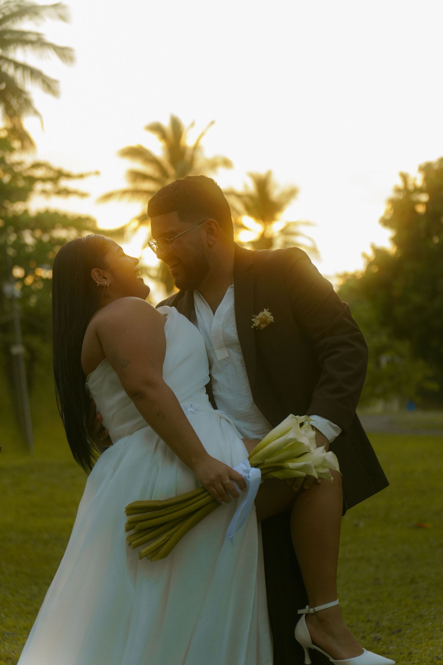 fun and relax photoshoot for the wedding couple