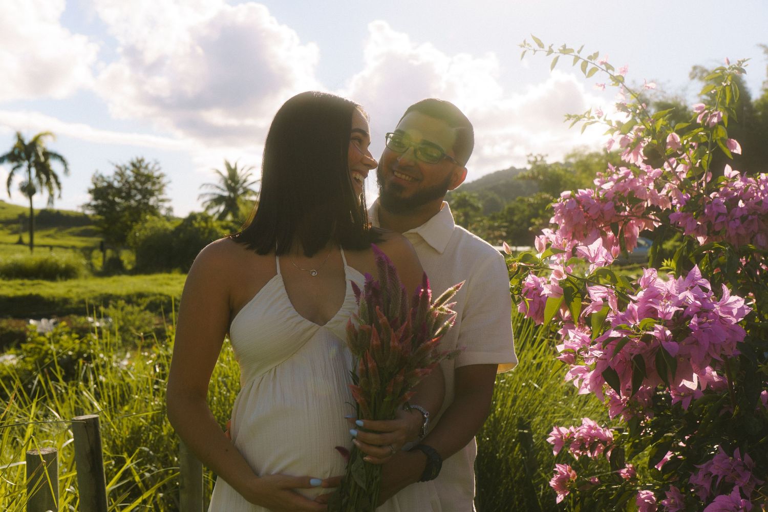 Dreamy maternity photoshoot and couple photography in nature.