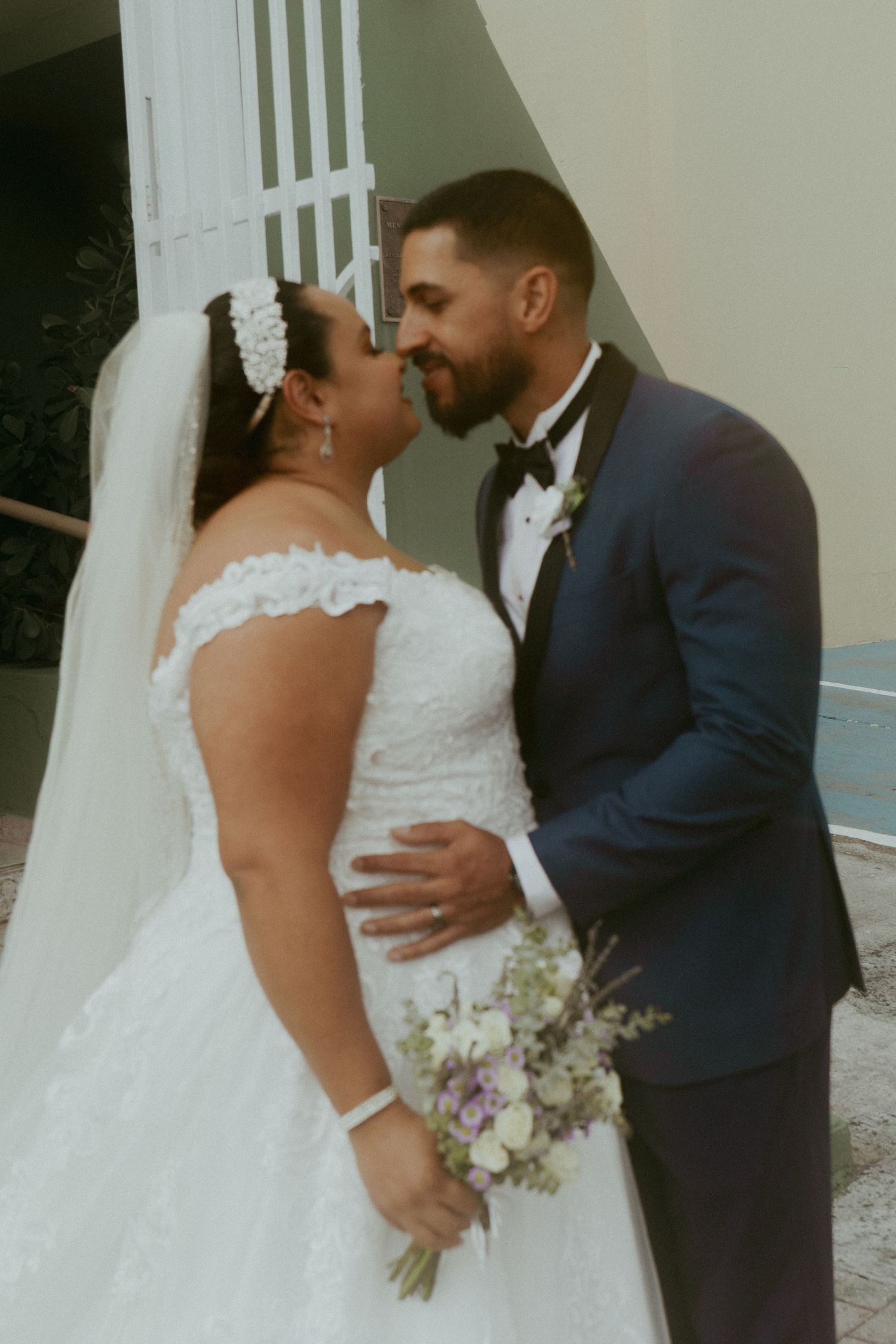 pareja de jovenes recién casados. young couple newly weds. fotografía de bodas que se siente real