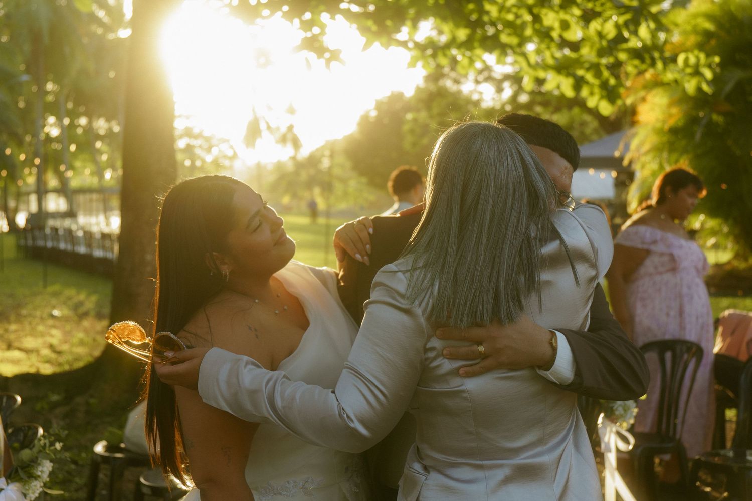boda en el atardecer fotografíando la familia