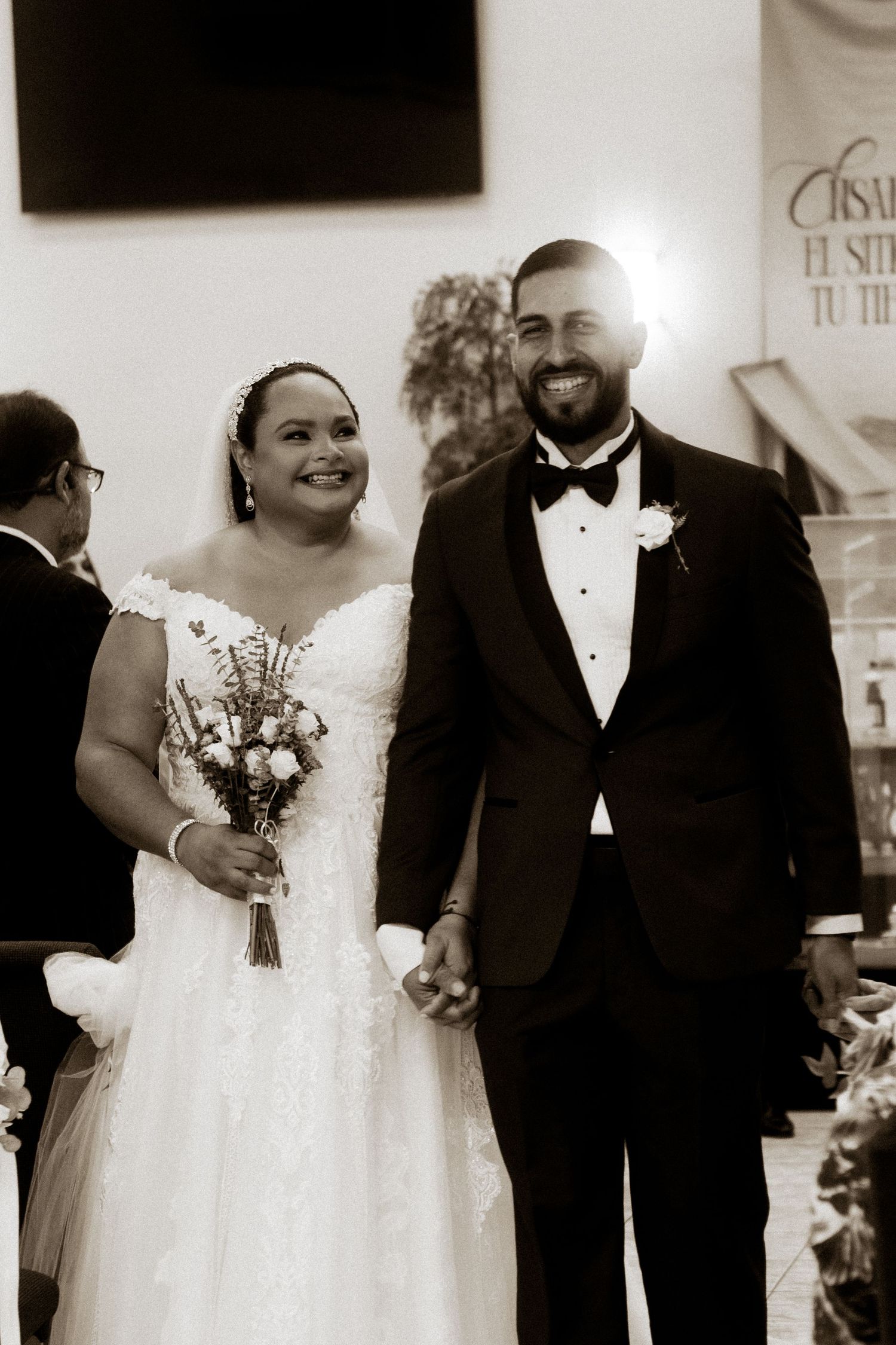 newly weds coming out of the altar. recline casados saliendo del altar