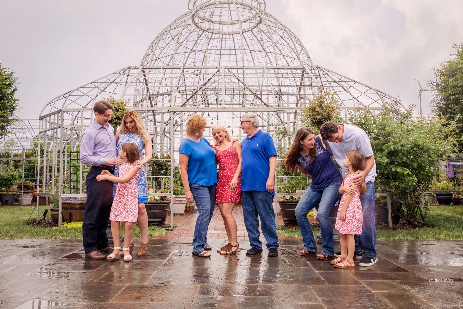 Family photo session under wire dome structure with multiple groups posing together.