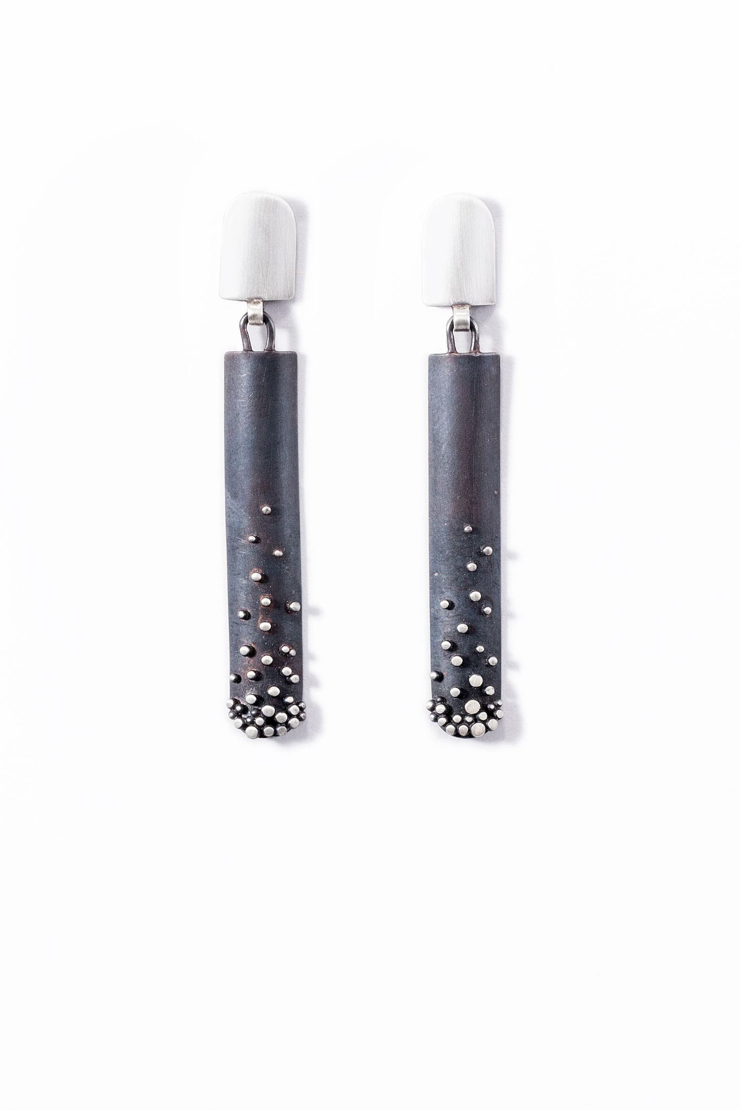 Minimalist earring design progression showing black gradient with white dots.