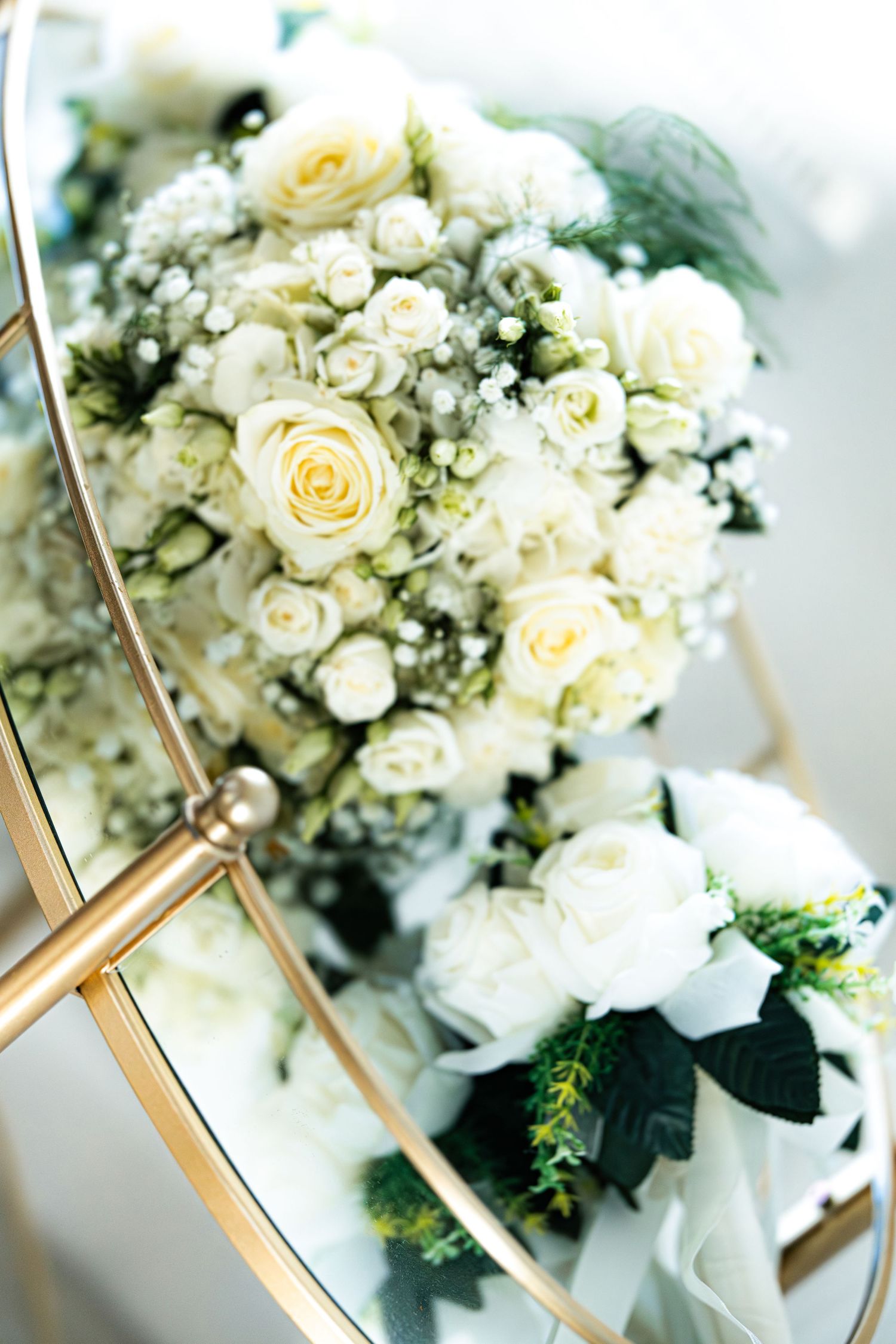 Background image of wedding flowers, wite roses in bunches