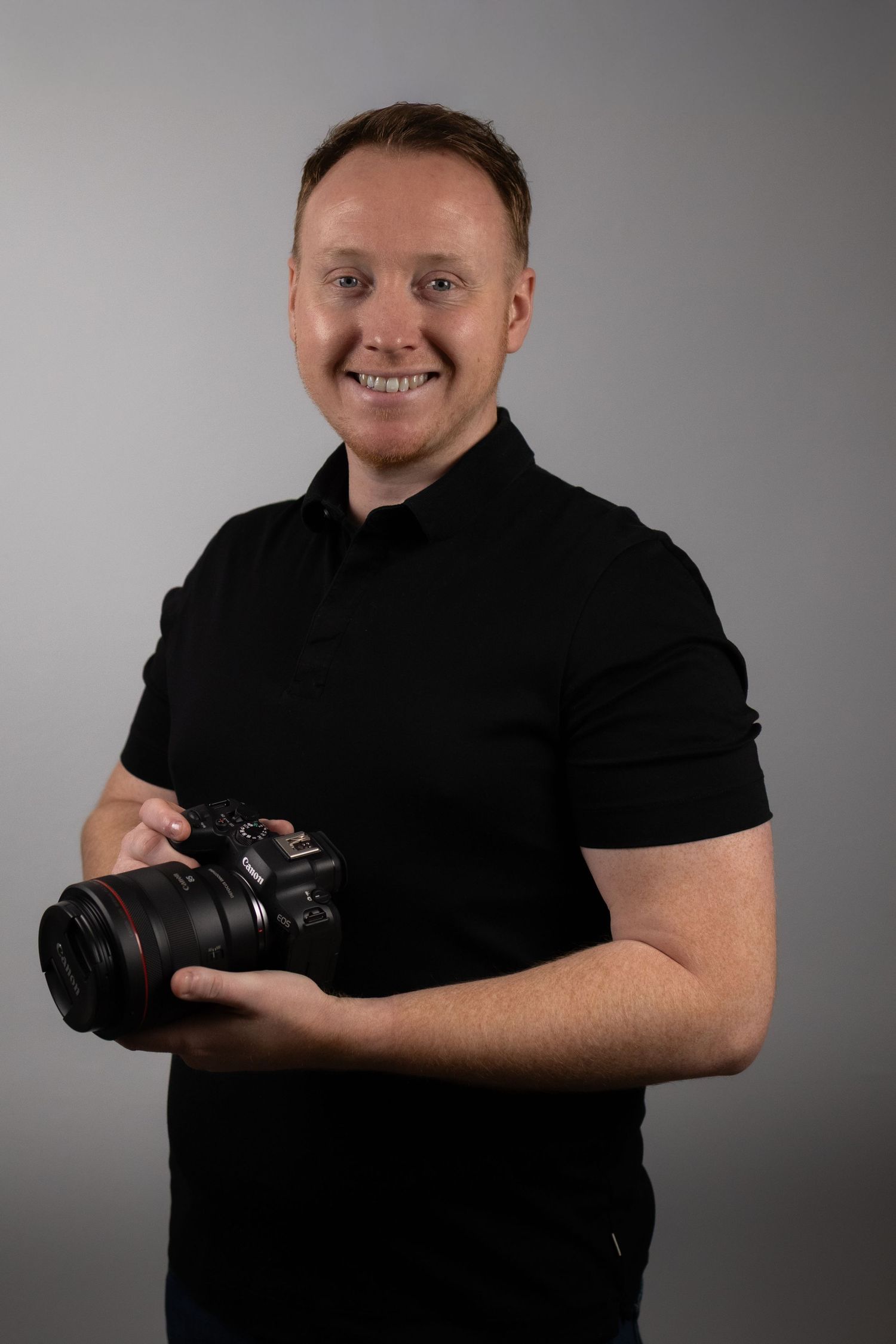 Image of Andy Smith, Wedding photographer holding premium photography equipment. (Canon R6 Mk2 with 85mm F/1.2 Defocus Smoothing)