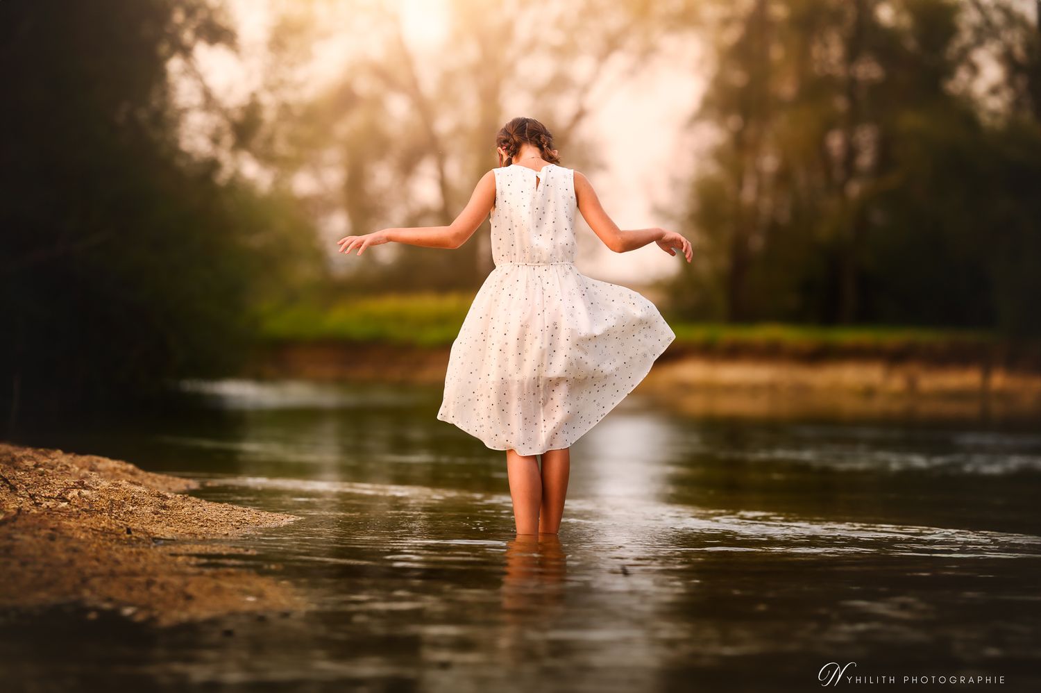 Photo petite fille dans l'eau en été – Photographe en Meuse près de Verdun